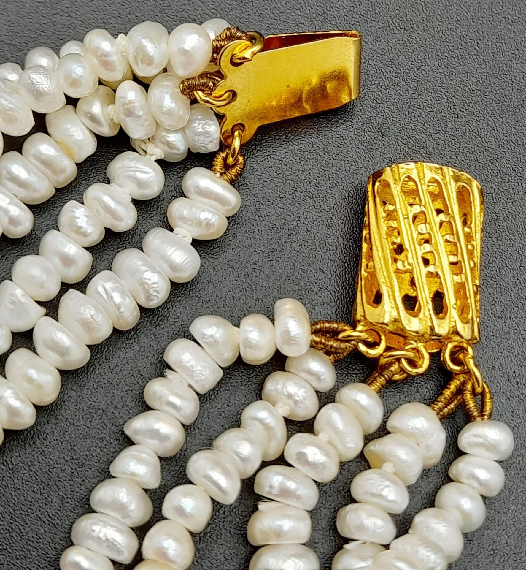 A vintage, five row, natural, white pearl necklace, with a statement gold plated clasp. Length: 42 - Image 4 of 5
