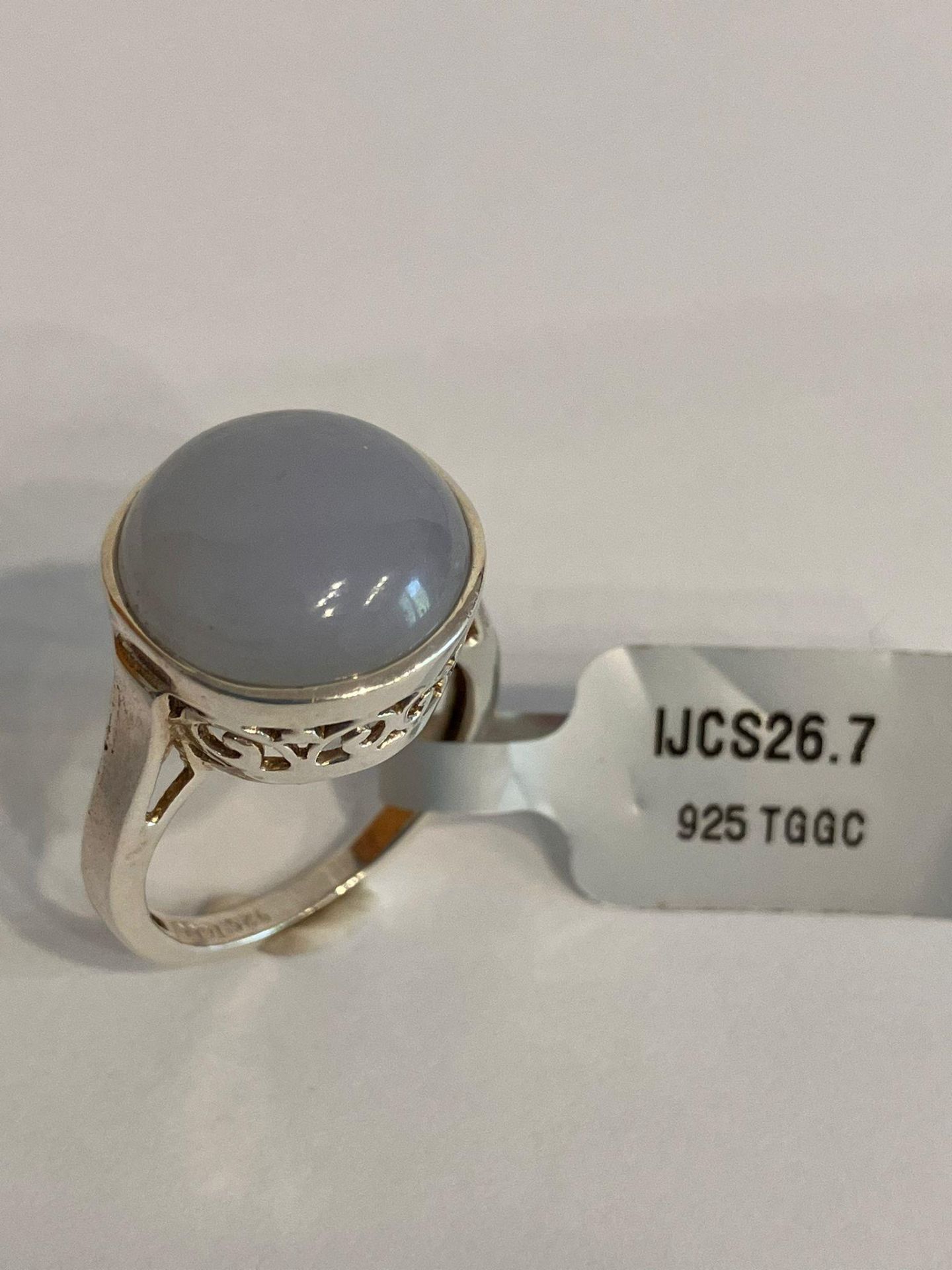 SILVER and MOONSTONE CABACHON RING. Consisting a large circular Moonstone set in a Beautiful Pierced - Bild 3 aus 3