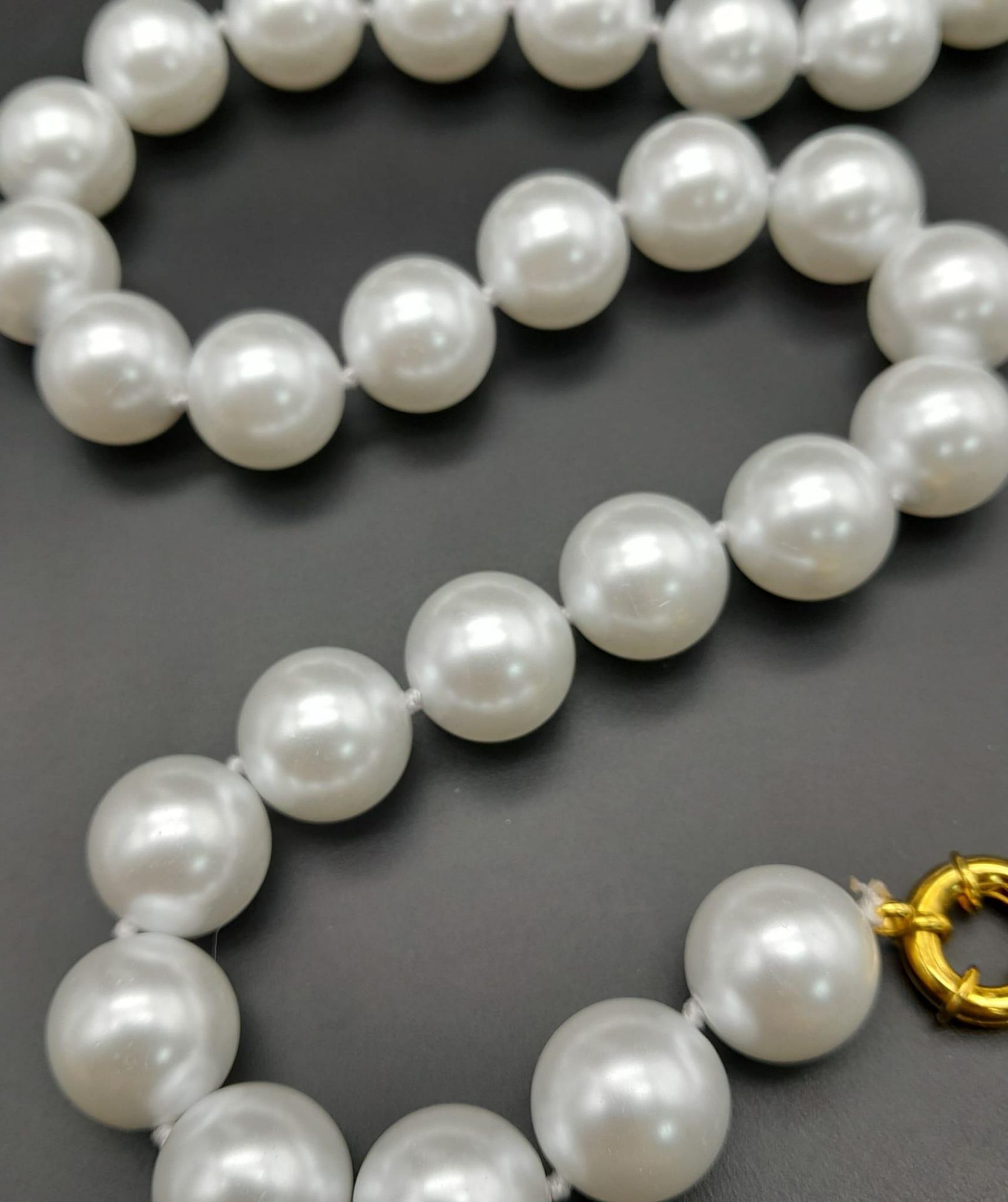 A Lovely Bright White South Sea Pearl Shell Bead Necklace. 14mm beads. 42cm necklace length. - Bild 4 aus 5