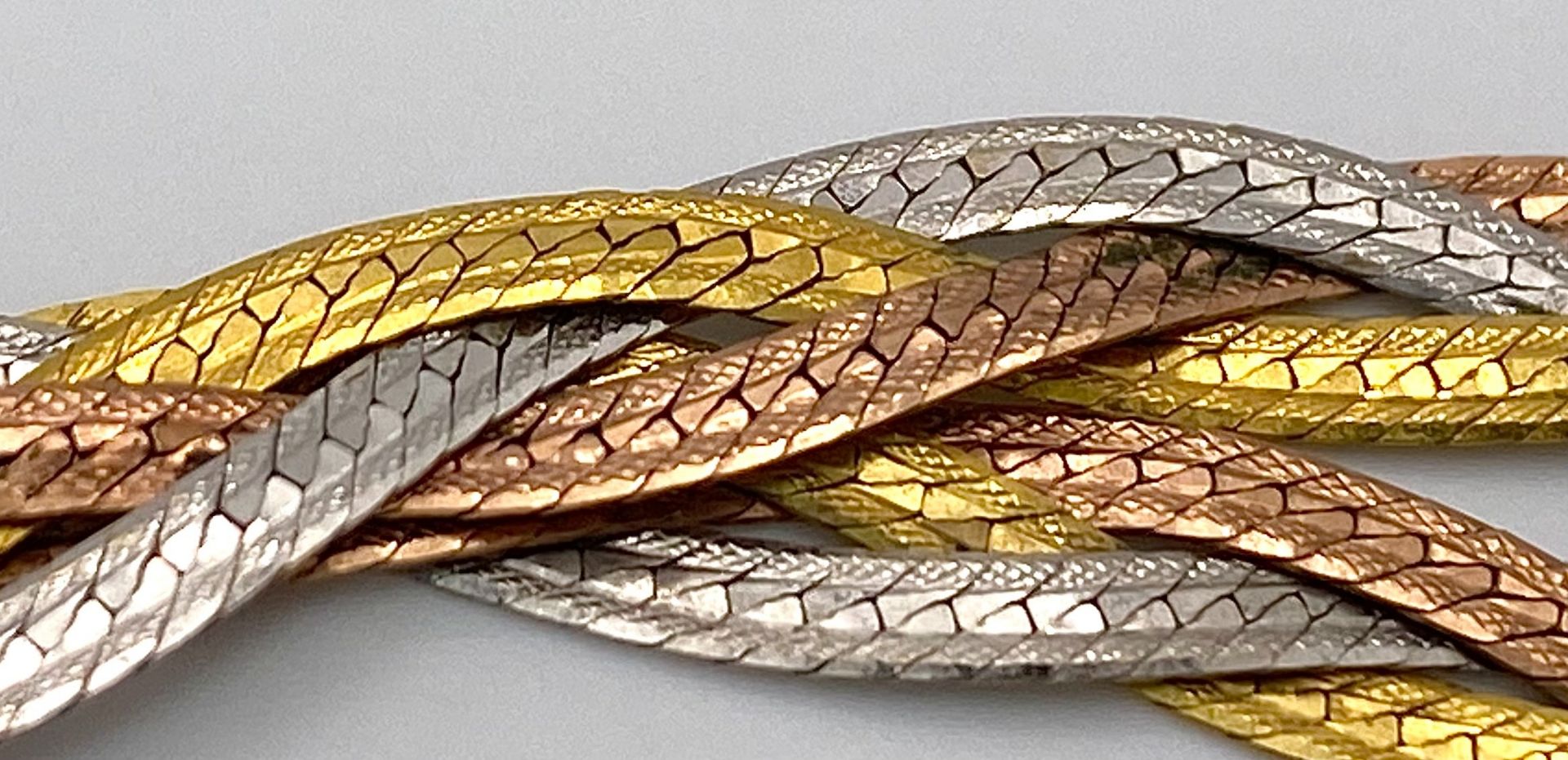 A 9K Tri-Colour Gold Entwined Flat Necklace. 44cm. 7.6g weight - Bild 3 aus 4