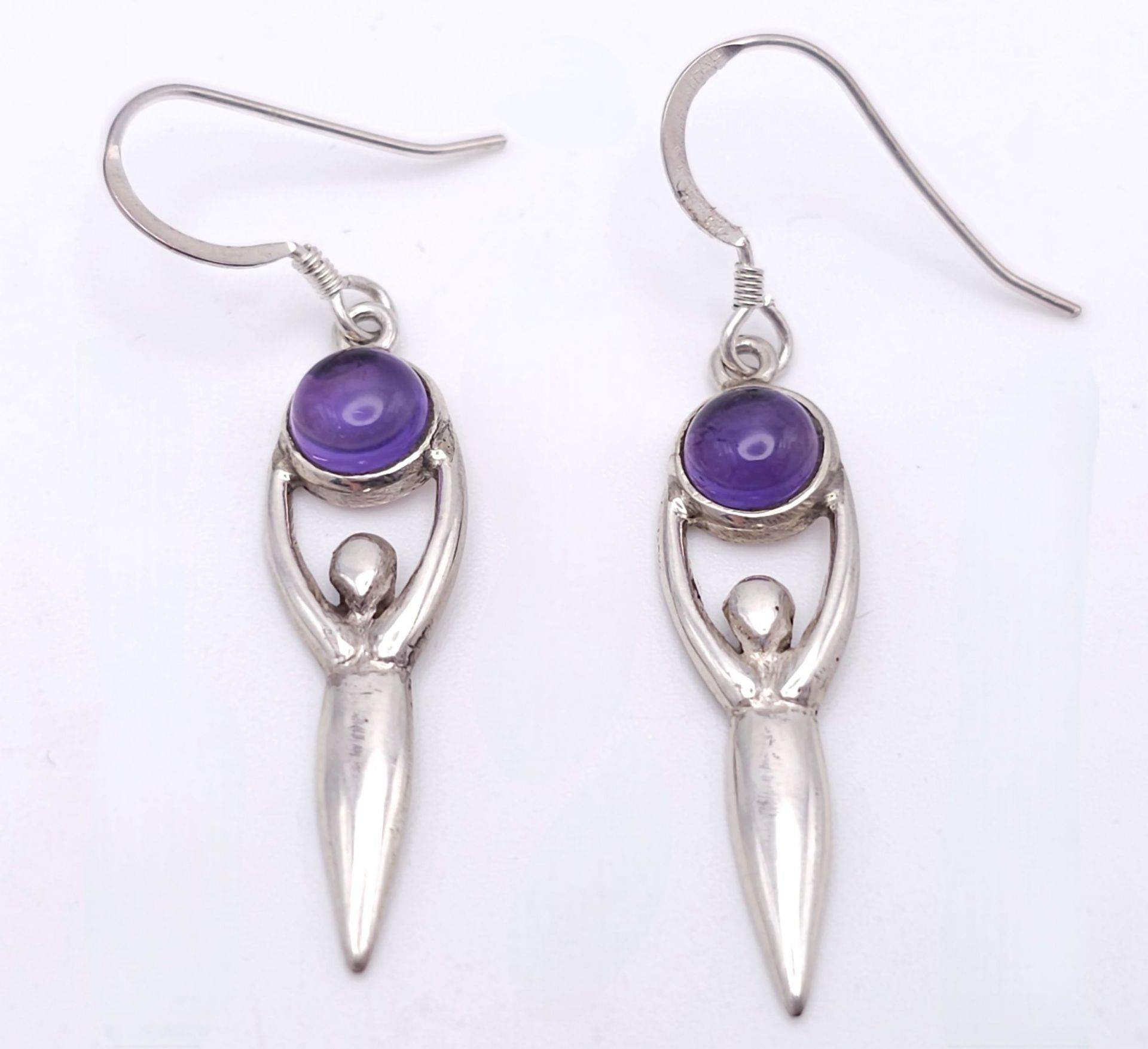 A Pair of Sterling Silver and Amethyst Cabochon ‘Goddess’ Earrings. 4.5cm Drop. Set with 6mm Round - Bild 2 aus 7