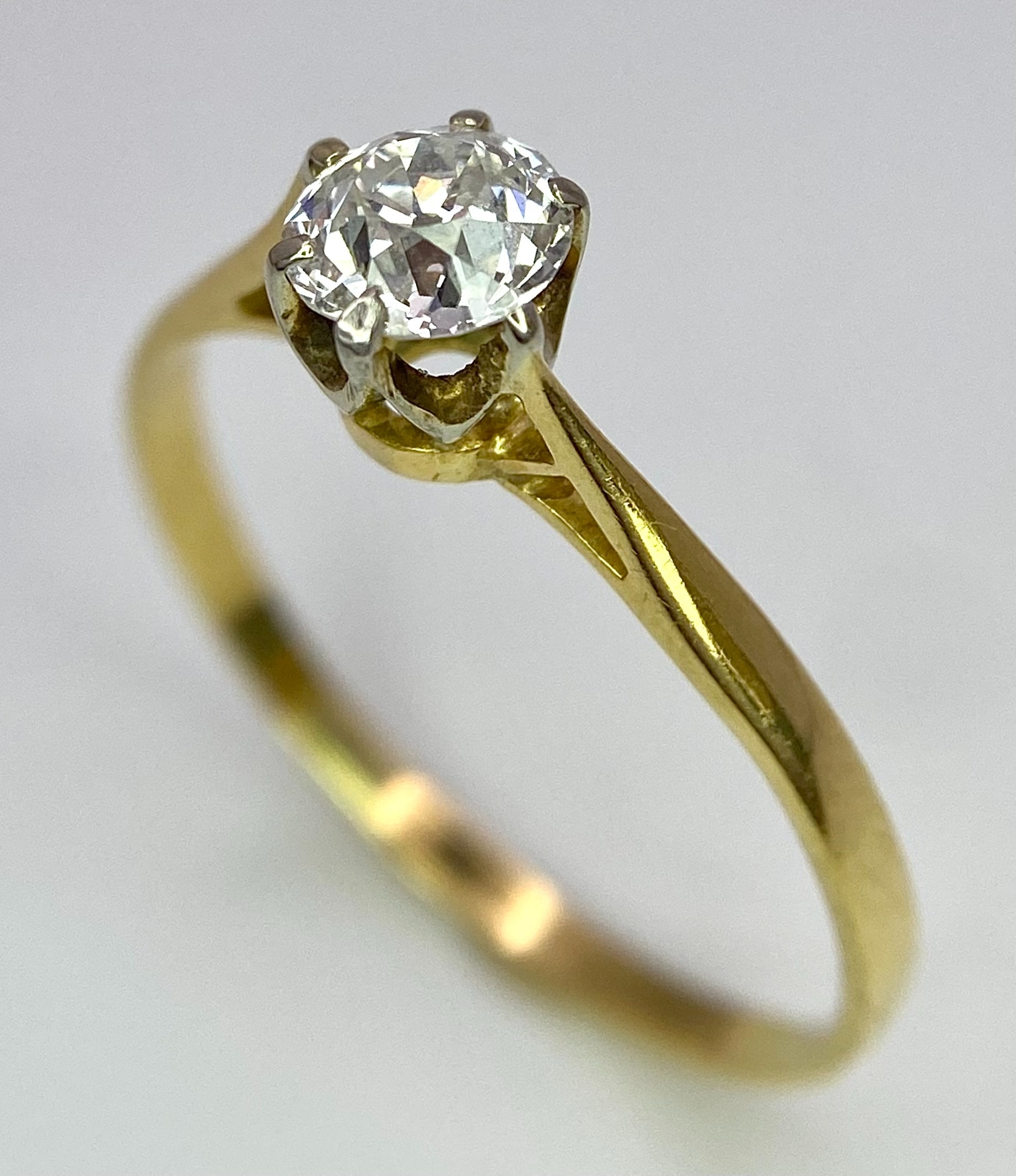AN 18K YELLOW GOLD, OLD CUT DIAMOND SOLITAIRE RING. 0.40CT. 1.5G. SIZE P 1/2. - Image 2 of 5