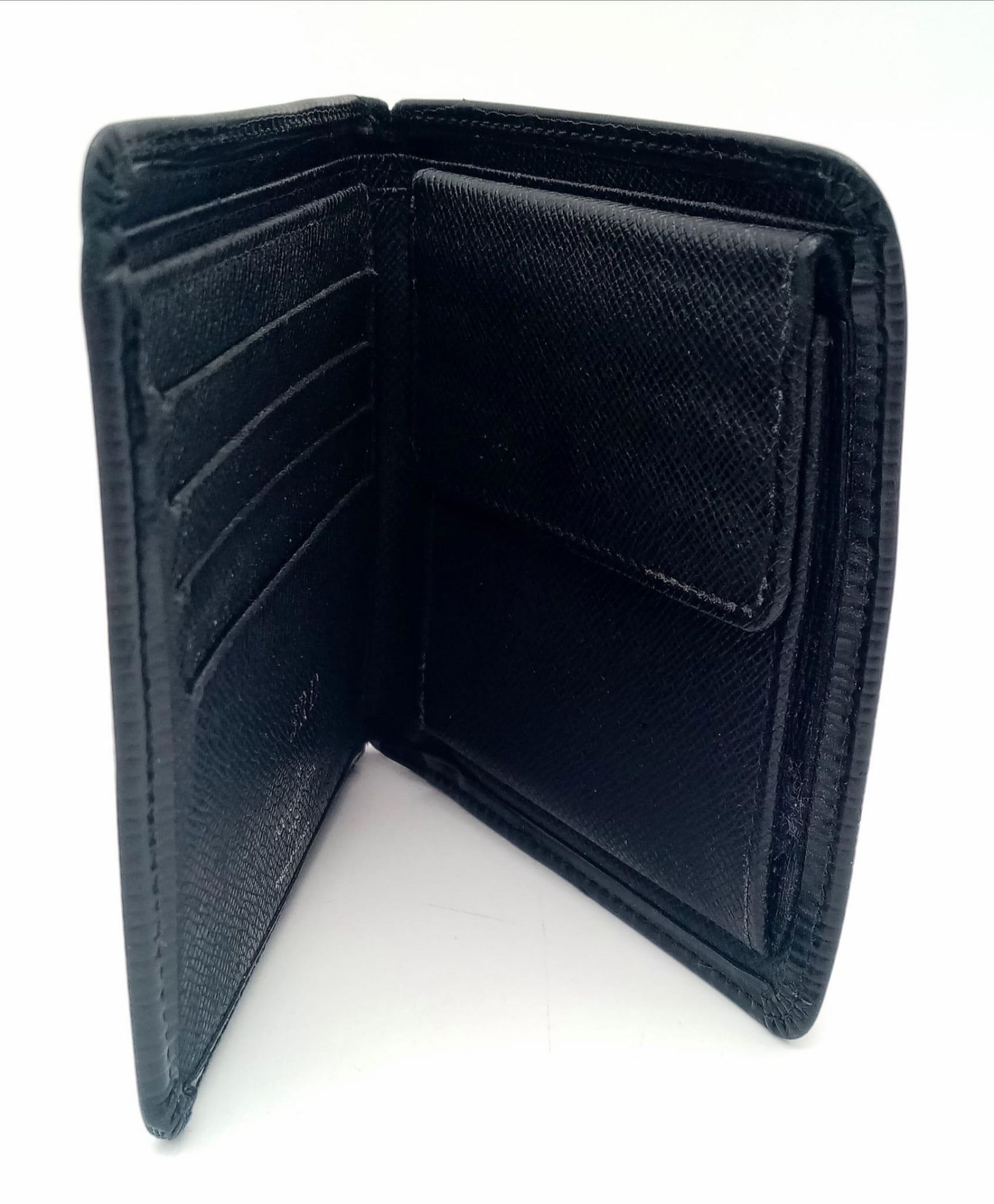 A Louis Vuitton black cowhide leather wallet. Engraved with initials SRD. Size approx. 11x11cm. - Bild 2 aus 5