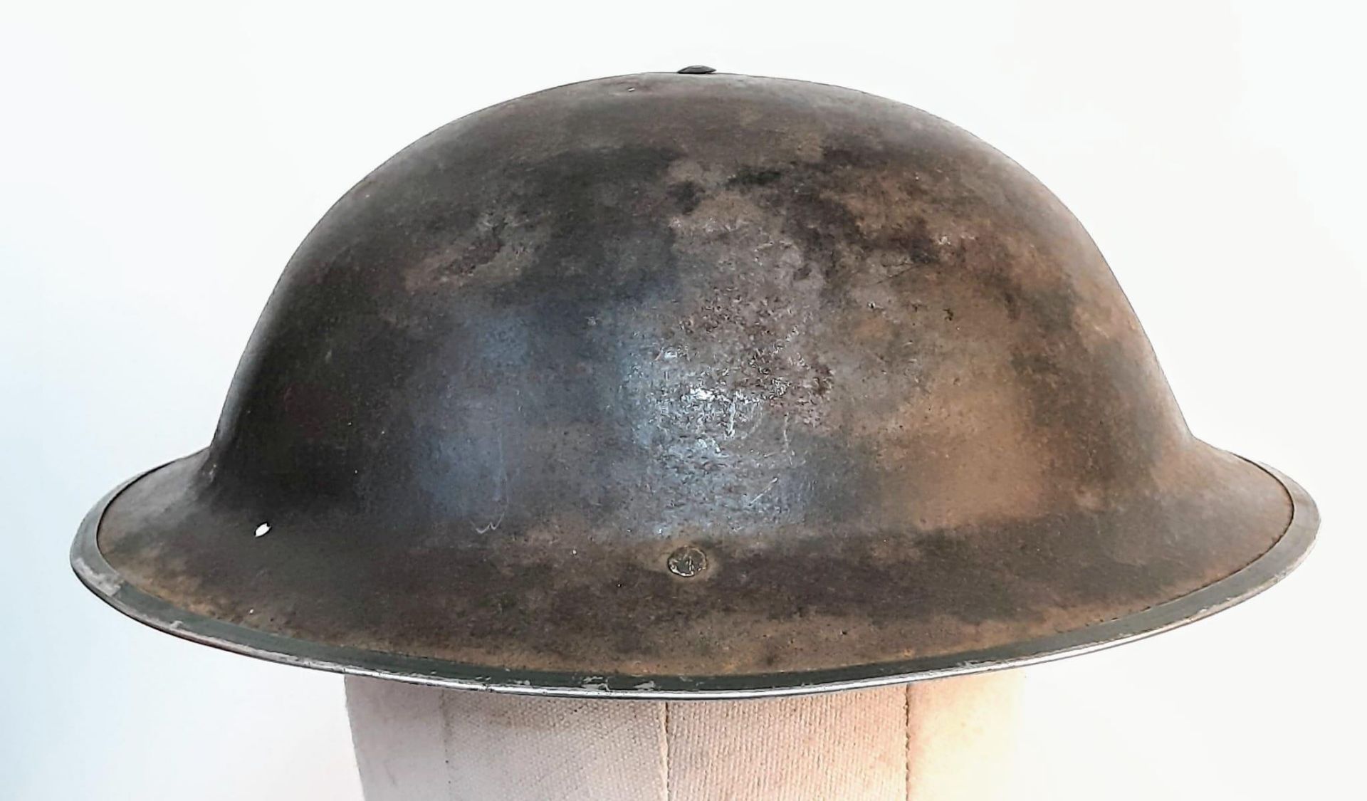 WW2 South African MK II “Tommy” Helmet. The holes at the back are for a cloth nape protector - Bild 2 aus 6