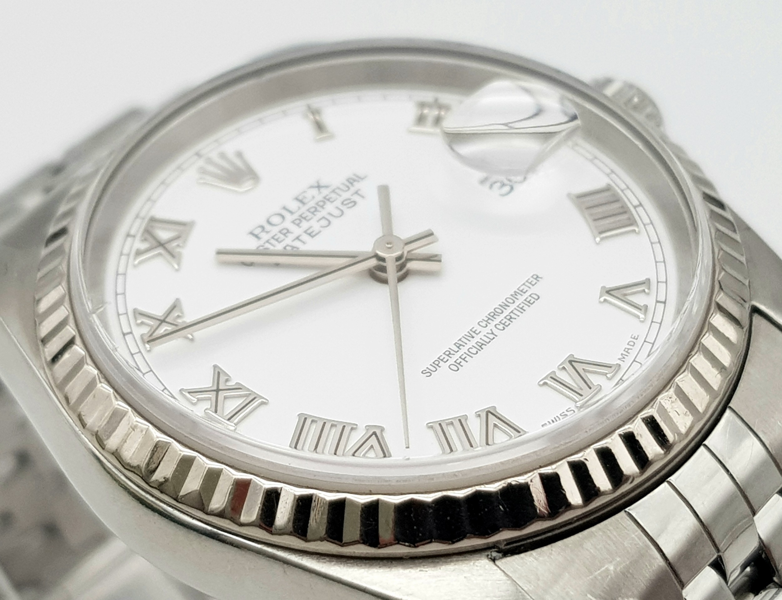 A ROLEX OYSTER PERPETUAL DATEJUST GENTS WATCH IN STAINLESS STEEL WITH WHITE DIAL AND ROMAN - Image 8 of 9