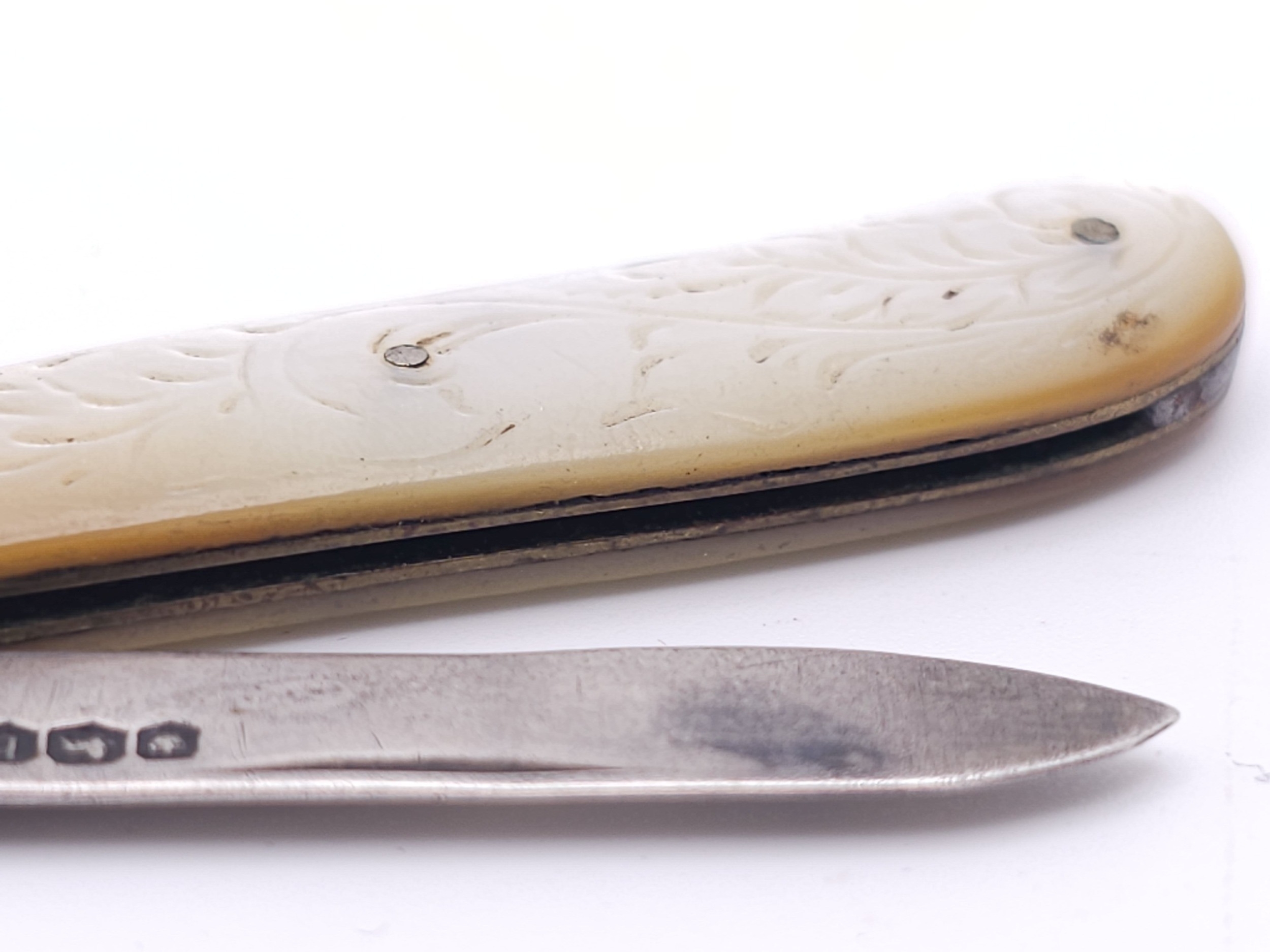 An antique sterling silver folding knife with Mother of Pearl inlay handle. Full Sheffield - Image 6 of 8