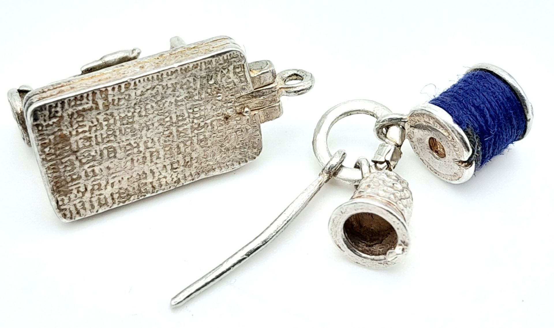 2 X STERLING SILVER SOWING THEMED CHARMS - sewing machine, and thimble, thread & needle. 1.9cm and - Bild 2 aus 4