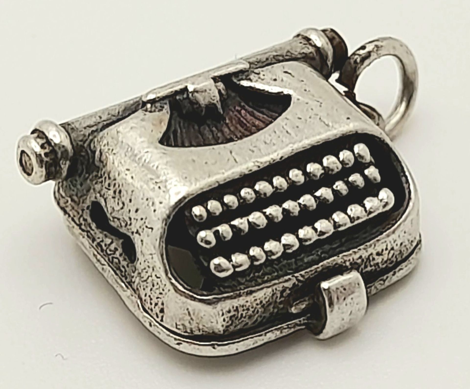 A STERLING SILVER TYPEWRITER CHARM. 1.9cm length, 3g weight. Ref: SC 8114