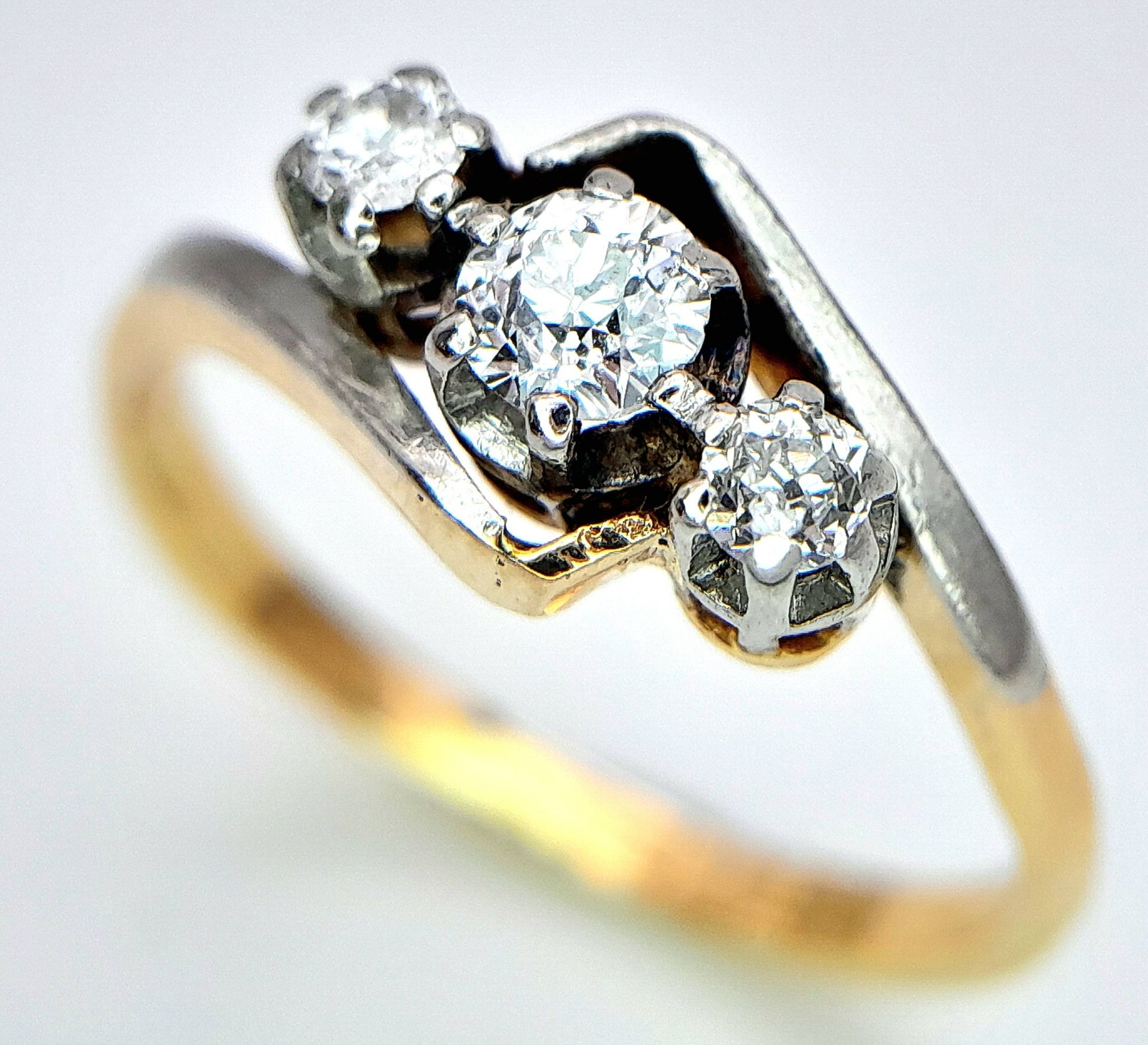 AN 18K YELLOW GOLD, DIAMOND SET, CROSSOVER 3 STONE RING. 0.25CT. 2.8G. SIZE L - Bild 2 aus 6