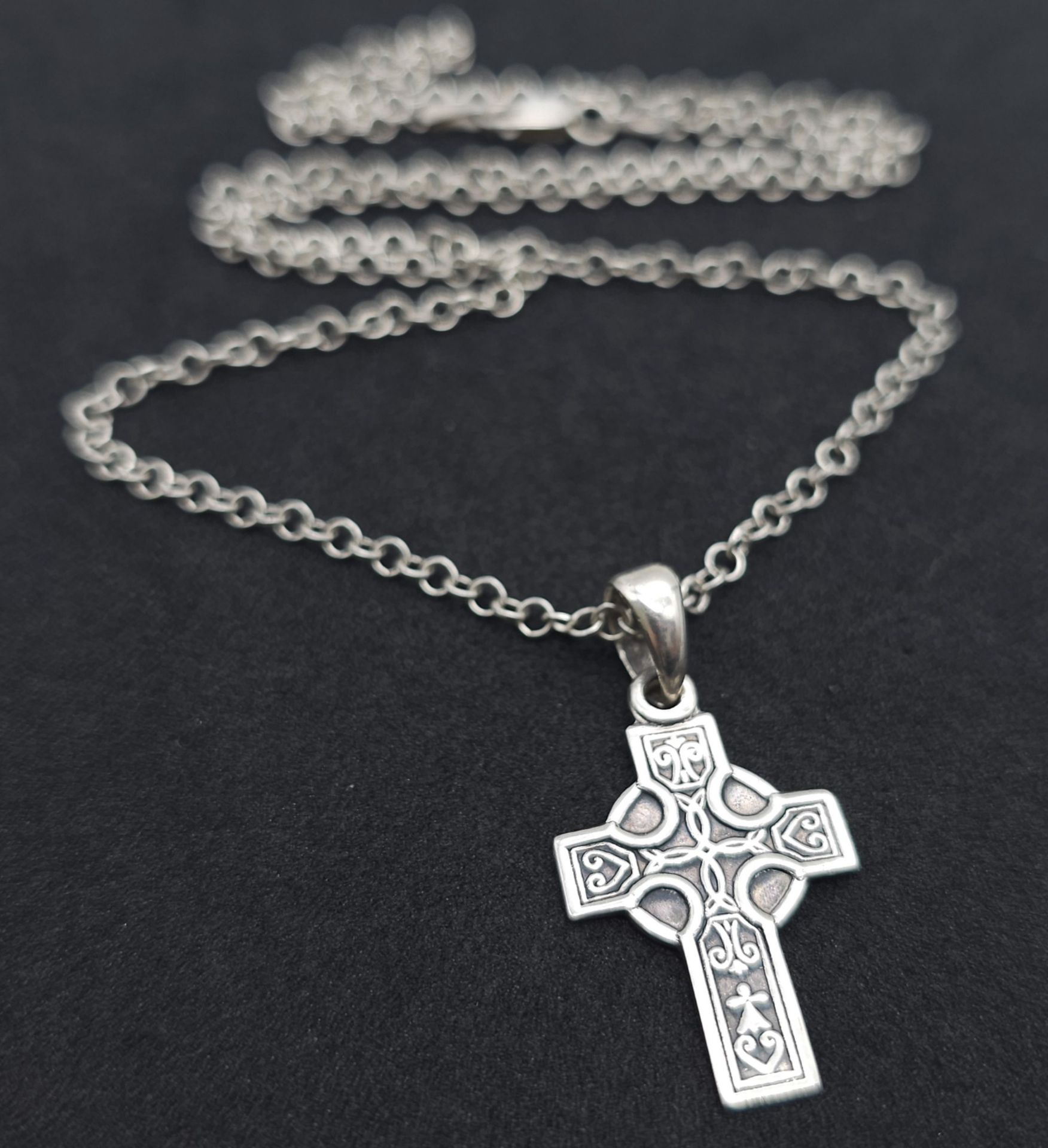 A SILVER CELTIC DESIGN CROSS PENDANT ON A 42cms SILVER CHAIN. 5.5gms - Image 3 of 9