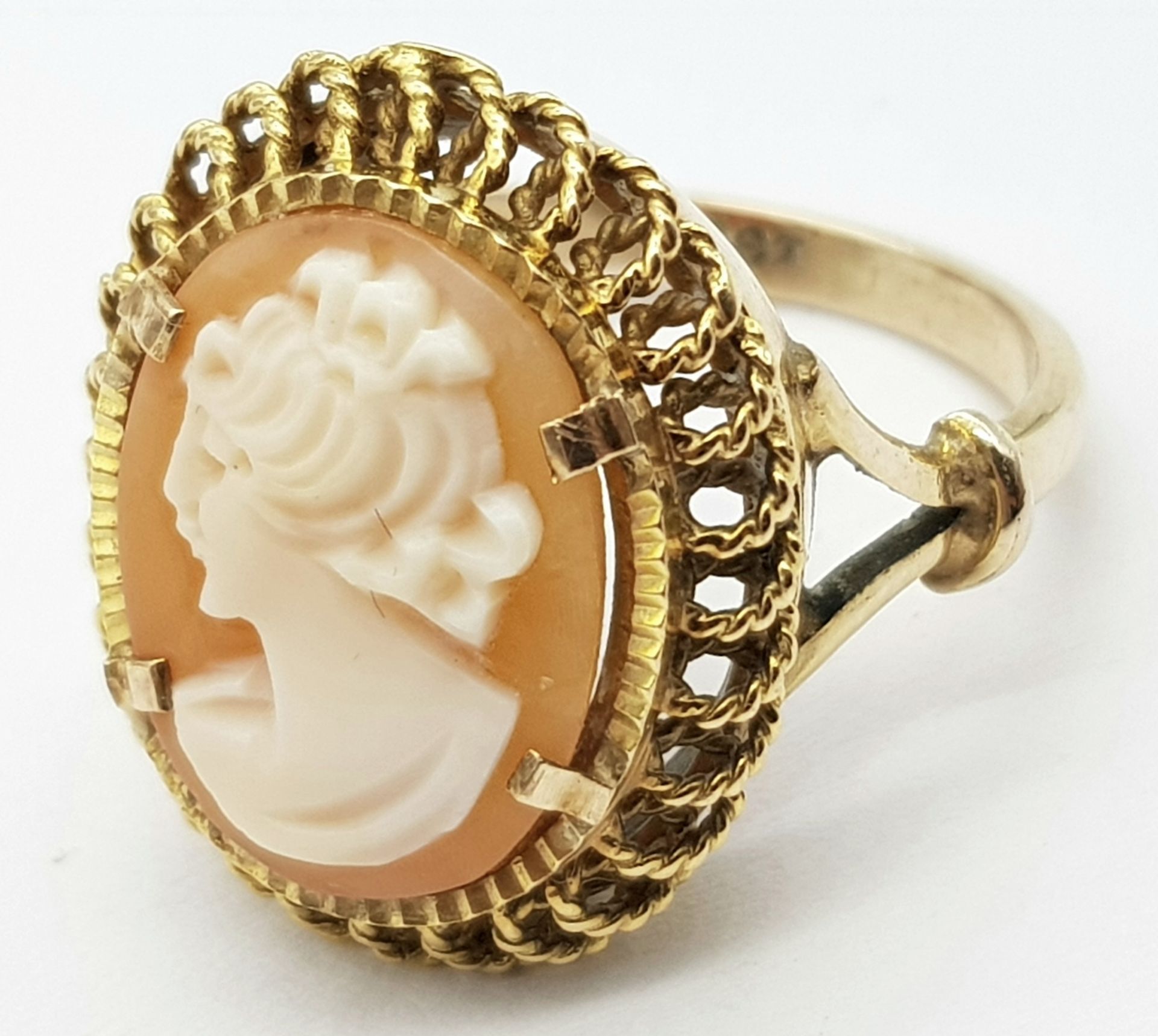 A Vintage 9K Yellow Gold Cameo Ring. Size P. 6.1g total weight. - Bild 3 aus 5