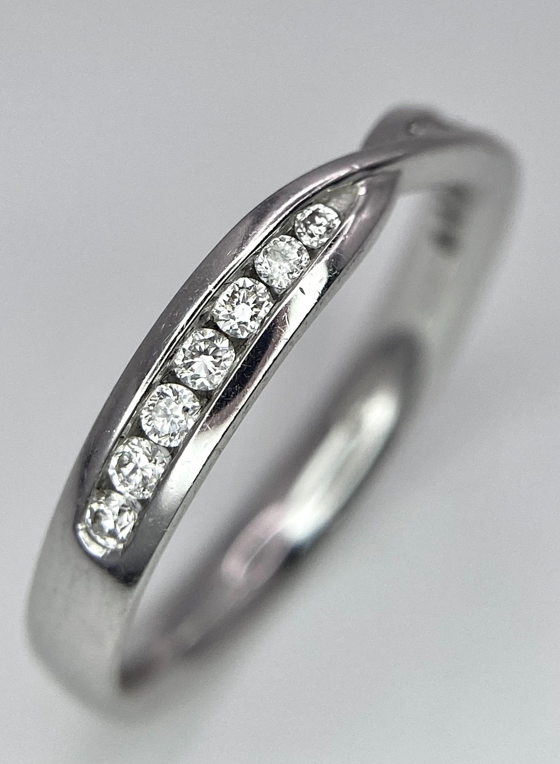 AN 18K WHITE GOLD DIAMOND RING. 0.15CT. 2.7G. SIZE M. - Image 2 of 6