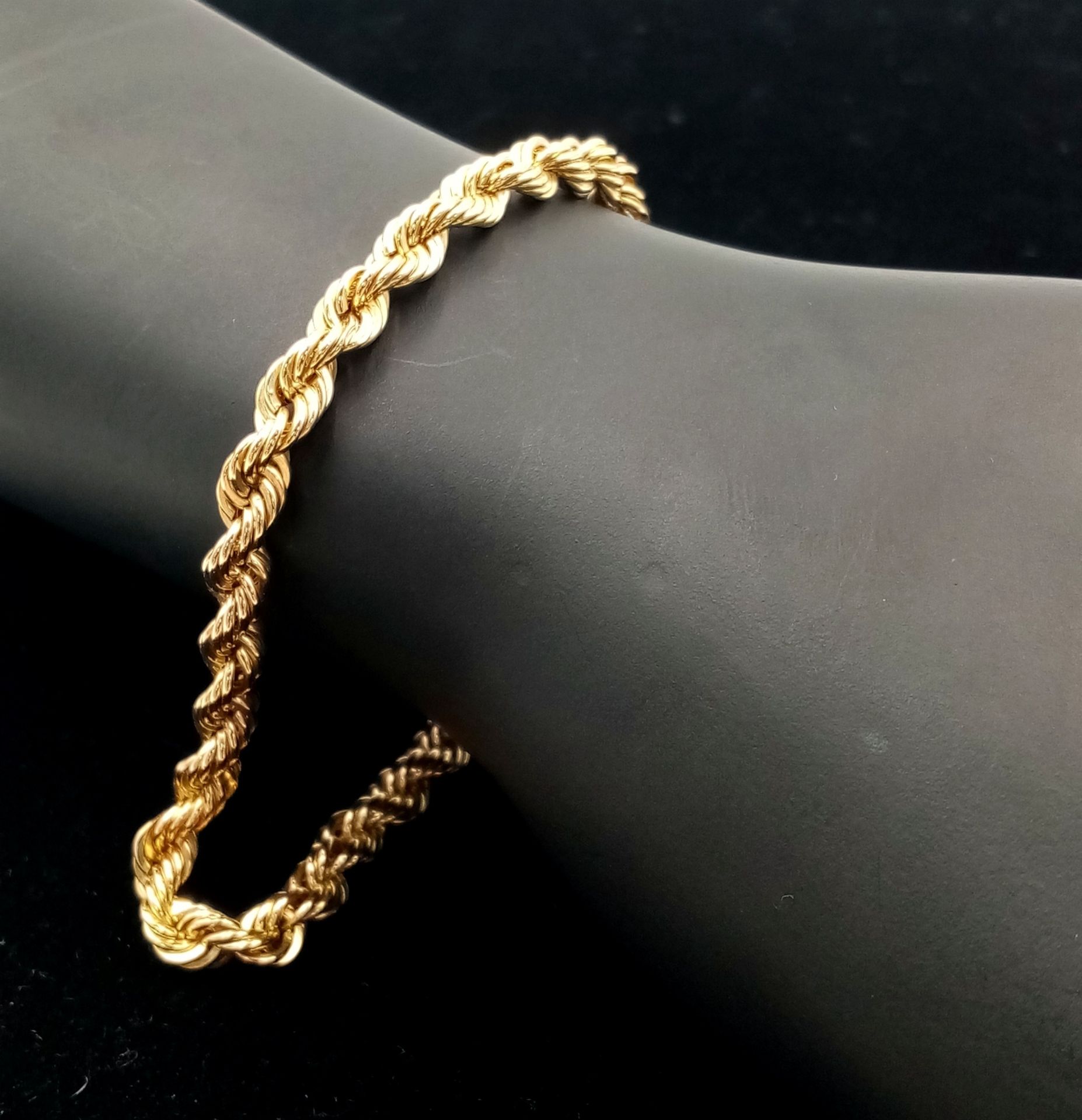 A 9K YELLOW GOLD ROPE BRACELET. 20cm length, 3.1g weight. Ref: SC 8004 - Image 2 of 4
