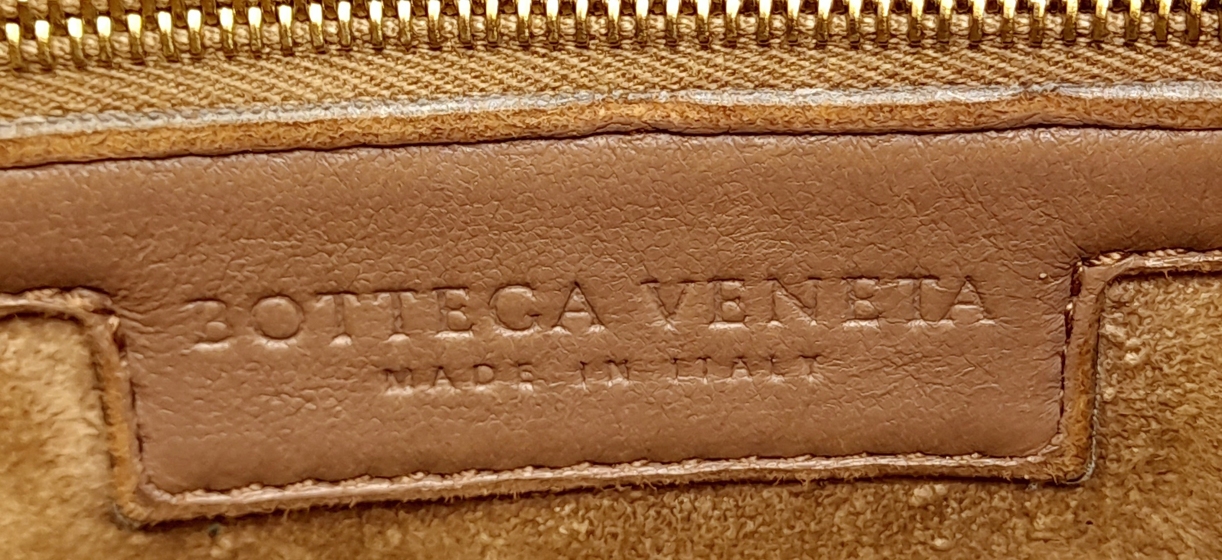 A Bottega Veneta Brown Bag. Intrecciato leather exterior with gold-toned hardware, single handle/ - Image 7 of 8