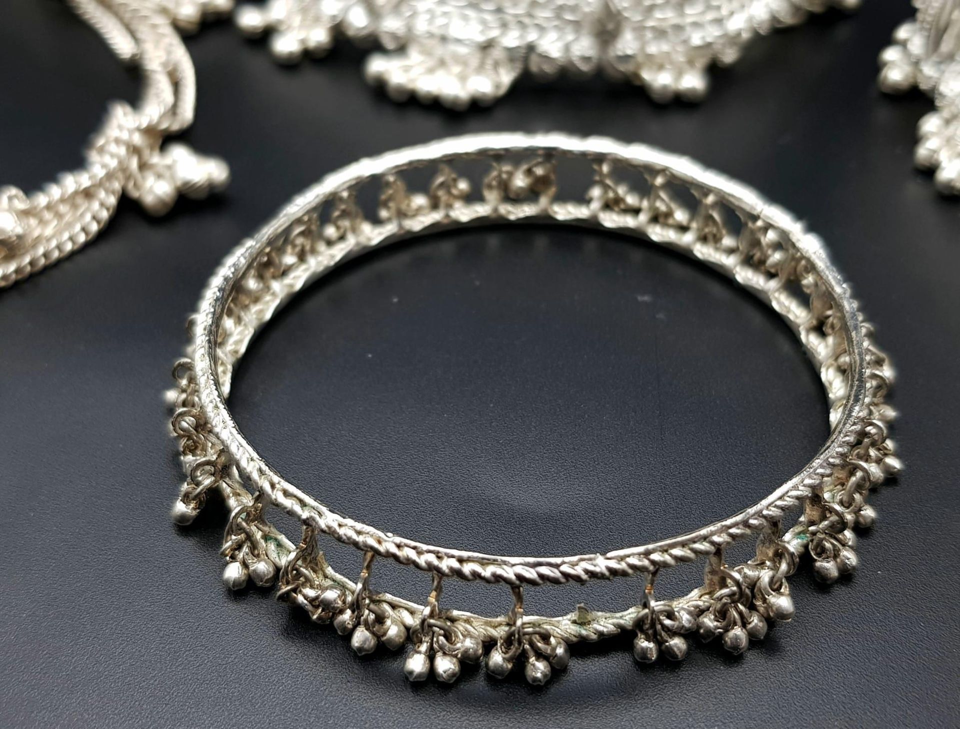 A Vintage Indian Silver (800) Jewellery Collection. Includes 4 upper arm decorative bands and one - Image 4 of 9