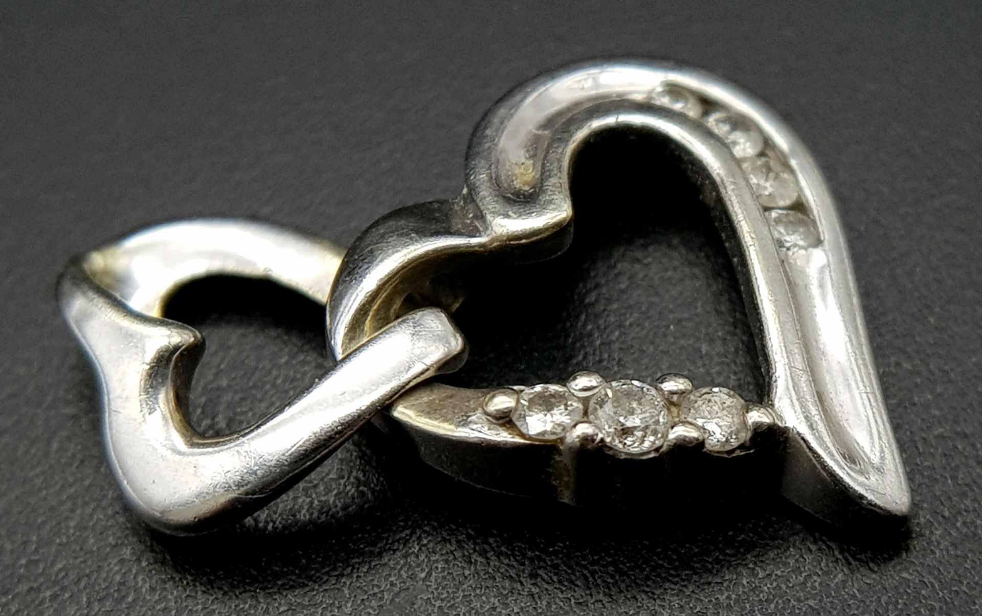 A 9K WHITE GOLD DIAMOND SET DOUBLE HEART PENDANT. 2cm length, 1.6g total weight. Ref: SC 8035 - Image 4 of 5