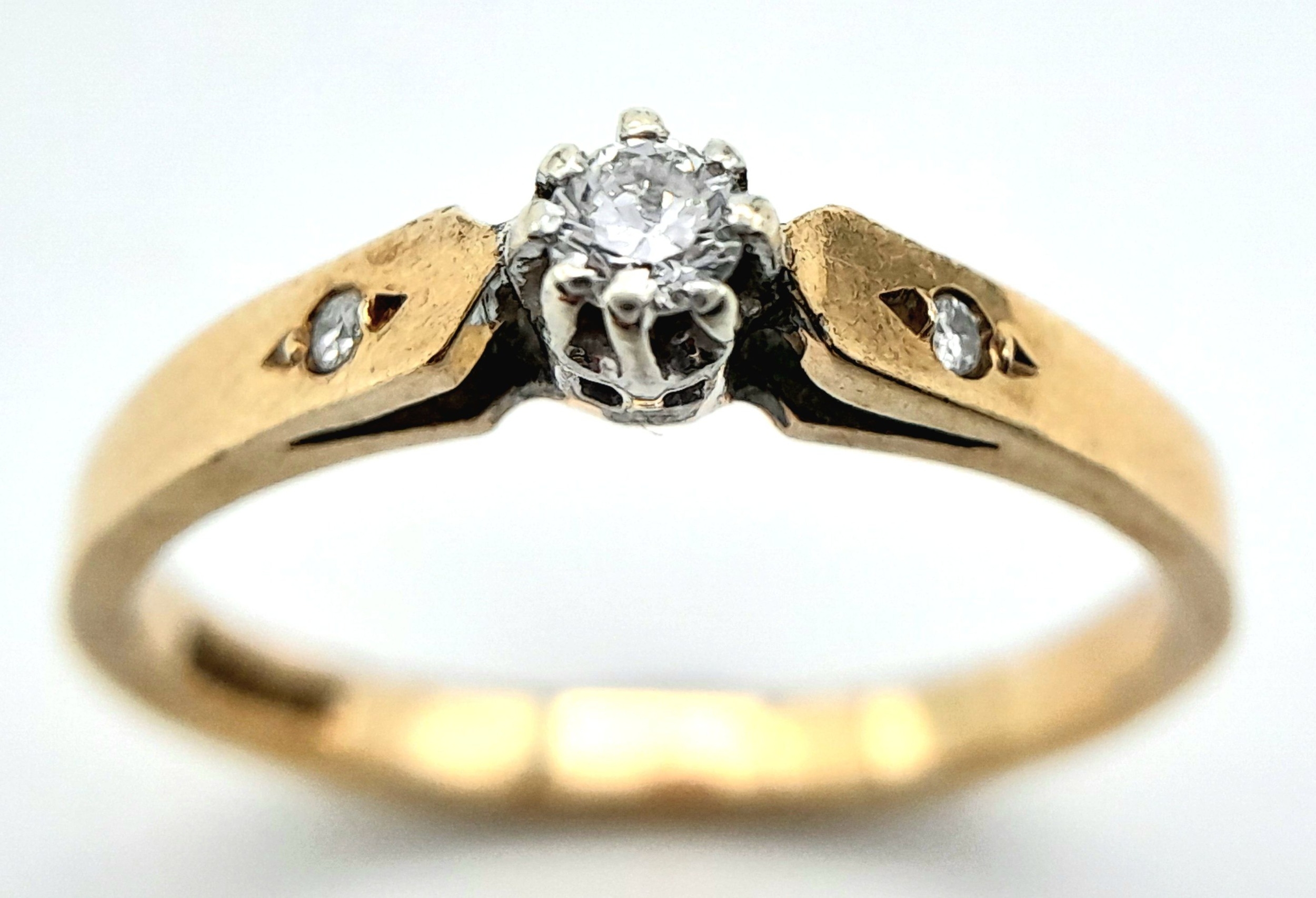 A 9K YELLOW GOLD DIAMOND SOLITAIRE RING. 0.10CT. 1.8G. SIZE N - Image 3 of 6