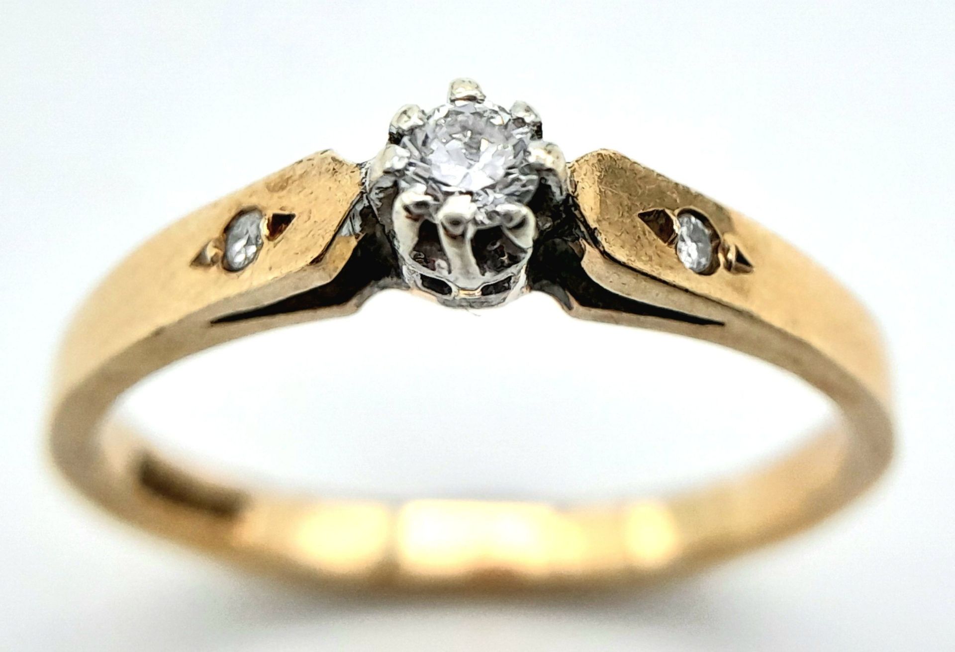 A 9K YELLOW GOLD DIAMOND SOLITAIRE RING. 0.10CT. 1.8G. SIZE N - Image 3 of 6