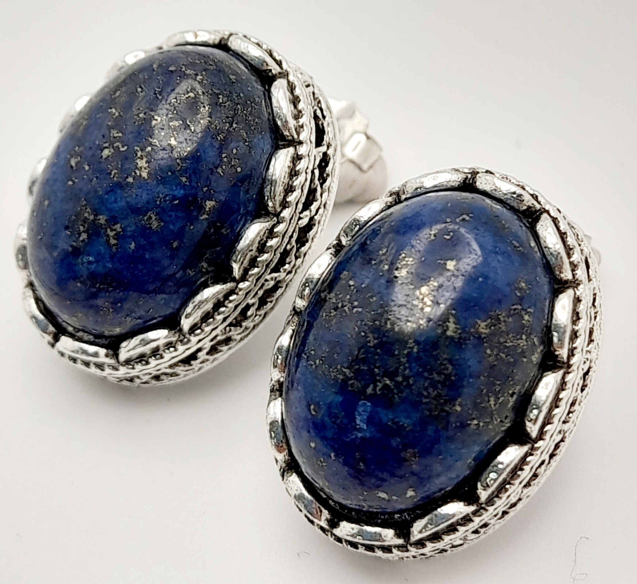 A Lapis Lazuli Jewellery Suite. Cabochon necklace, earrings and ring - size R. - Image 2 of 7