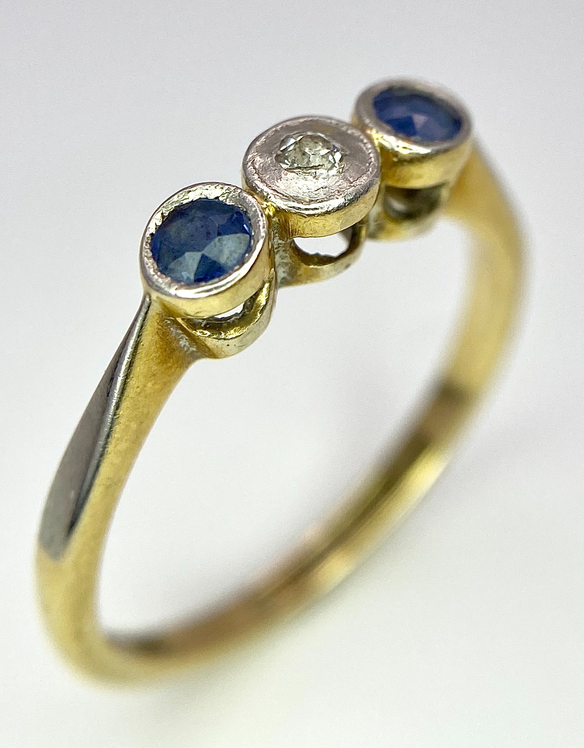 AN 18K YELLOW GOLD DIAMOND & SAPPHIRE 3 STONE RING. Size N, 2.6g total weight. Ref: SC 8059 - Image 2 of 7