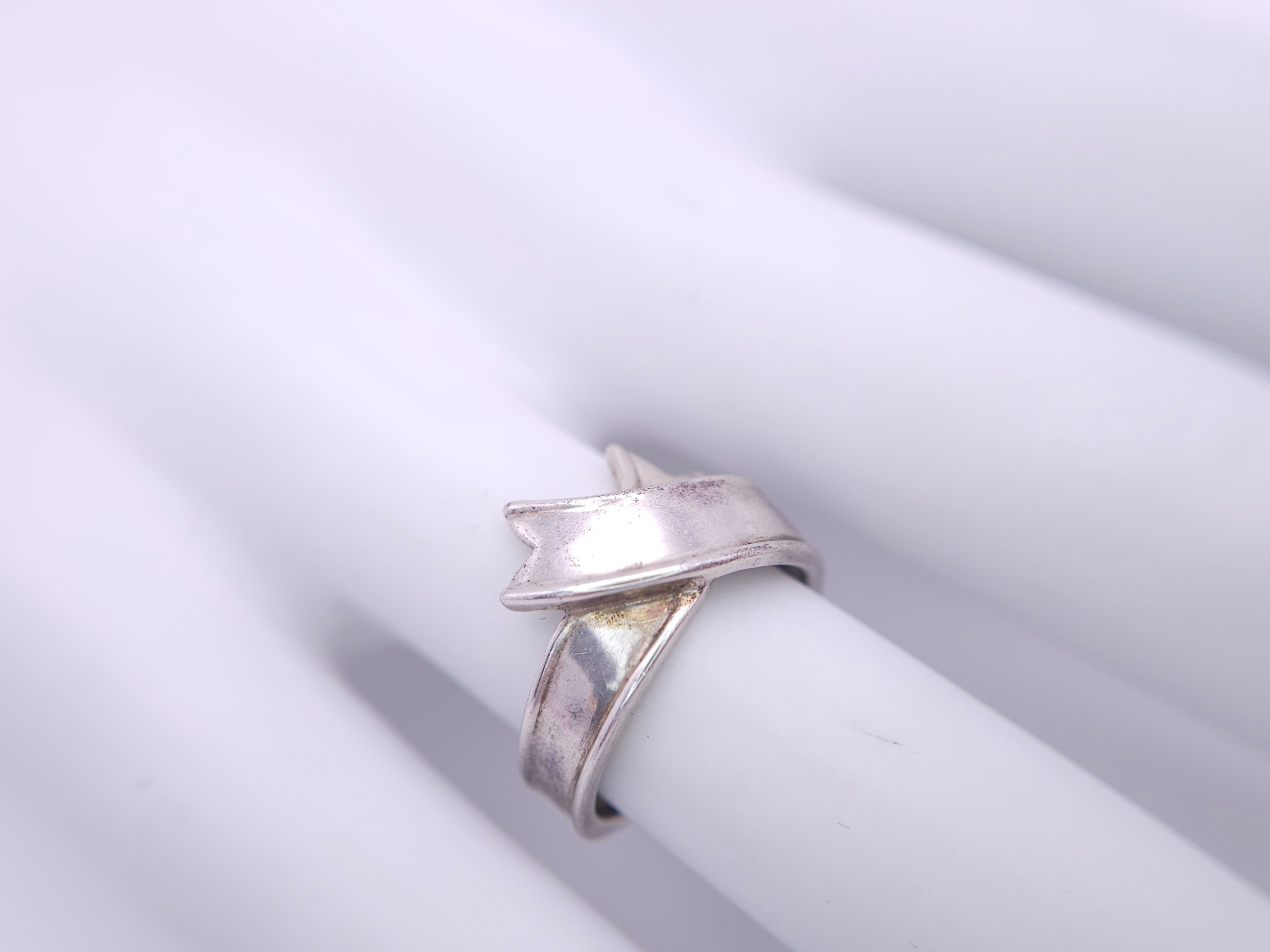 A TIFFANY & CO STERLING SILVER RIBBON RING. Size J, 3.4g weight. Ref: SC 8097 - Image 6 of 6