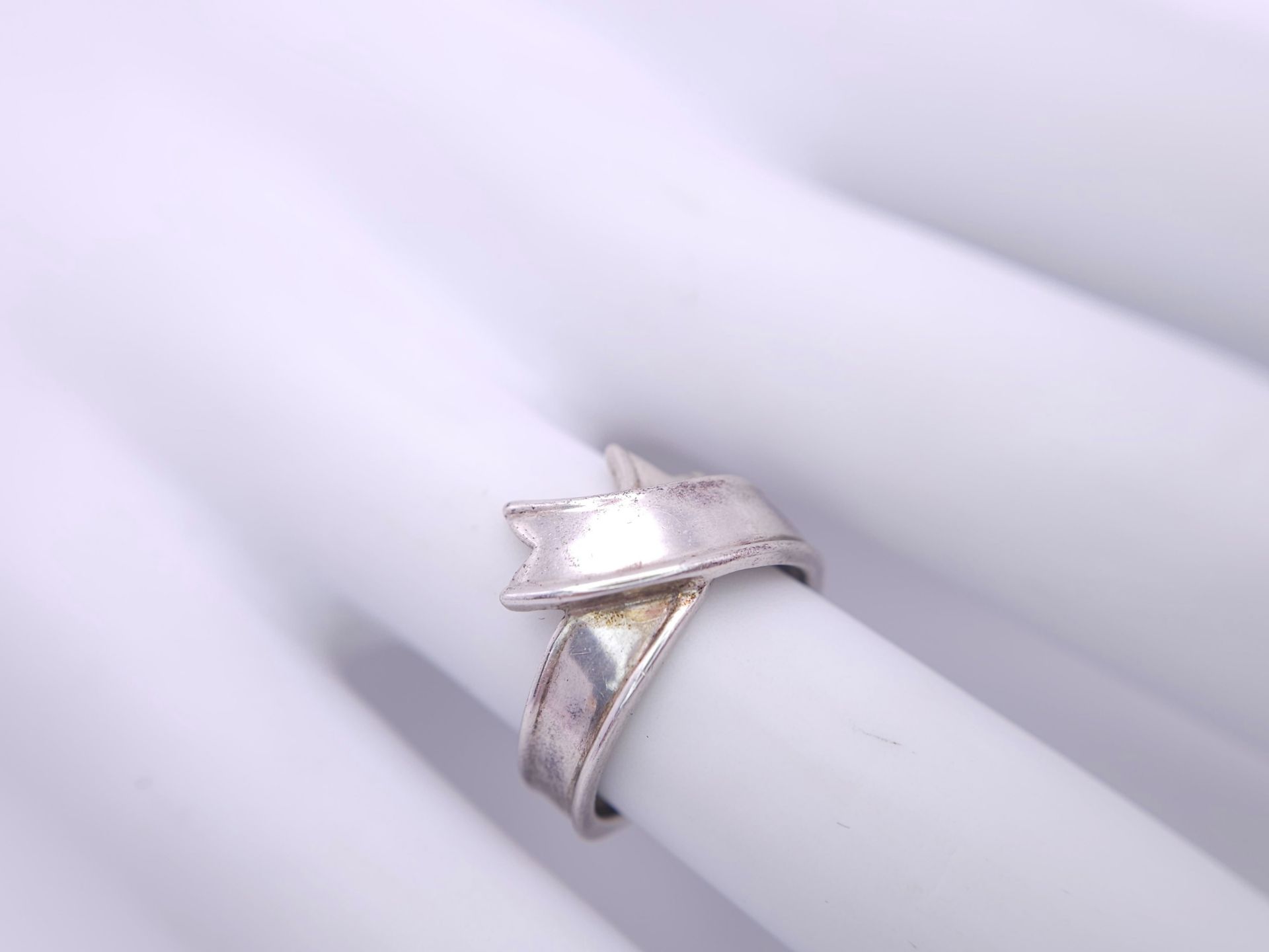 A TIFFANY & CO STERLING SILVER RIBBON RING. Size J, 3.4g weight. Ref: SC 8097 - Bild 6 aus 6