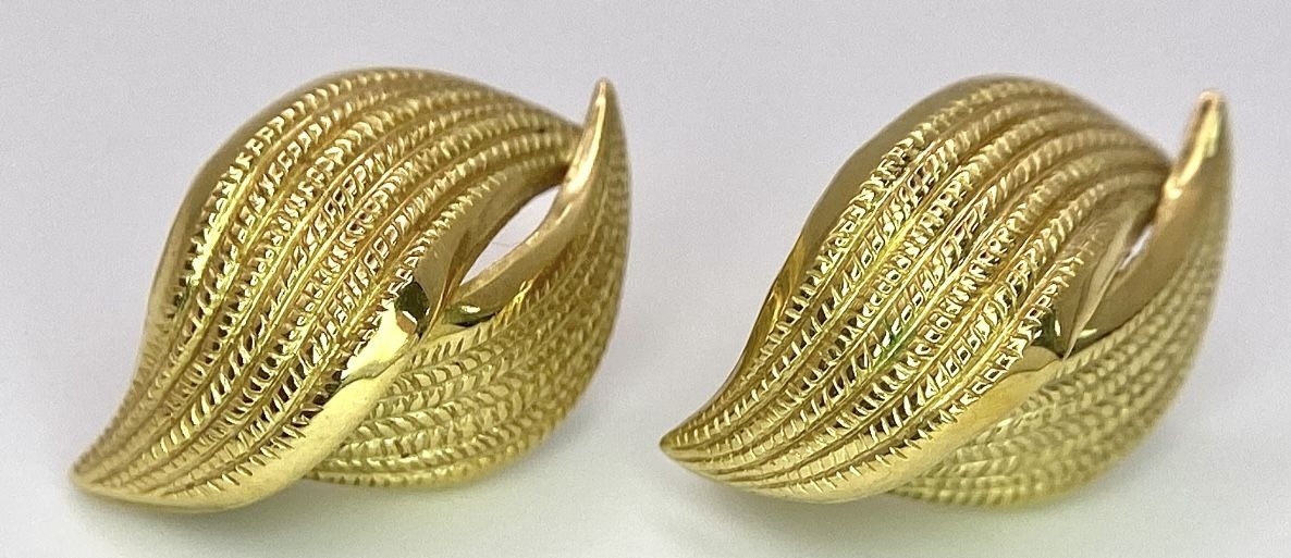 A Pair of 18K Yellow Gold Decorative Leaf Earrings. 3.2g - Image 6 of 7