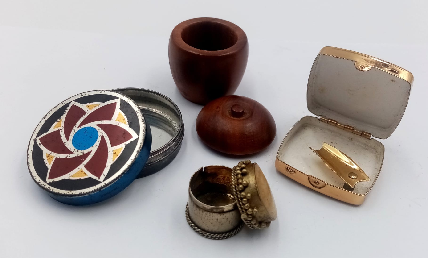 A Collection of Four Vintage and Antique Pieces Comprising; 1) A Gold Tone Pocket/ Purse Ash Tray - Image 2 of 3