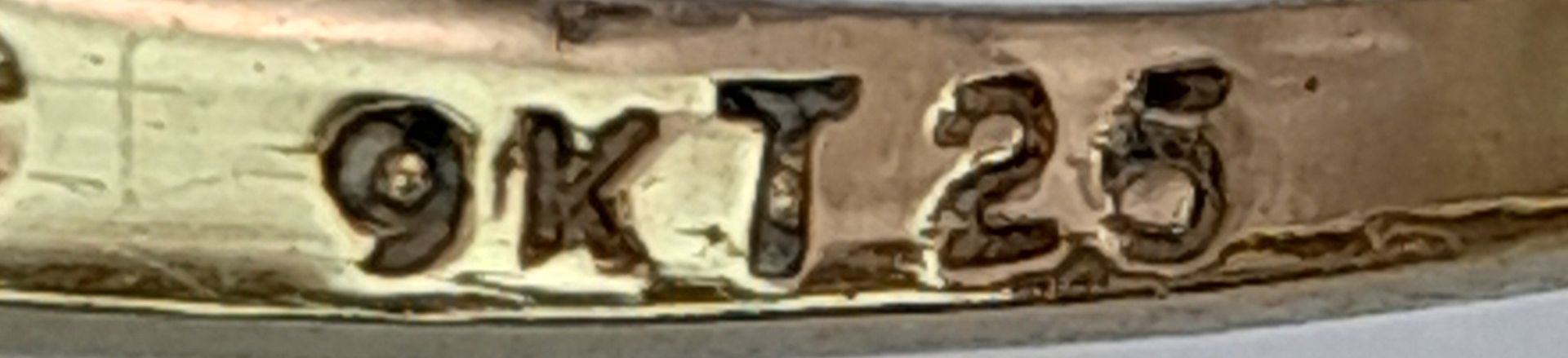 A 9K YELLOW GOLD DIAMOND SET BAND RING. 0.25ctw, Size N, 1.8g total weight. Ref: SC 8007 - Bild 6 aus 6