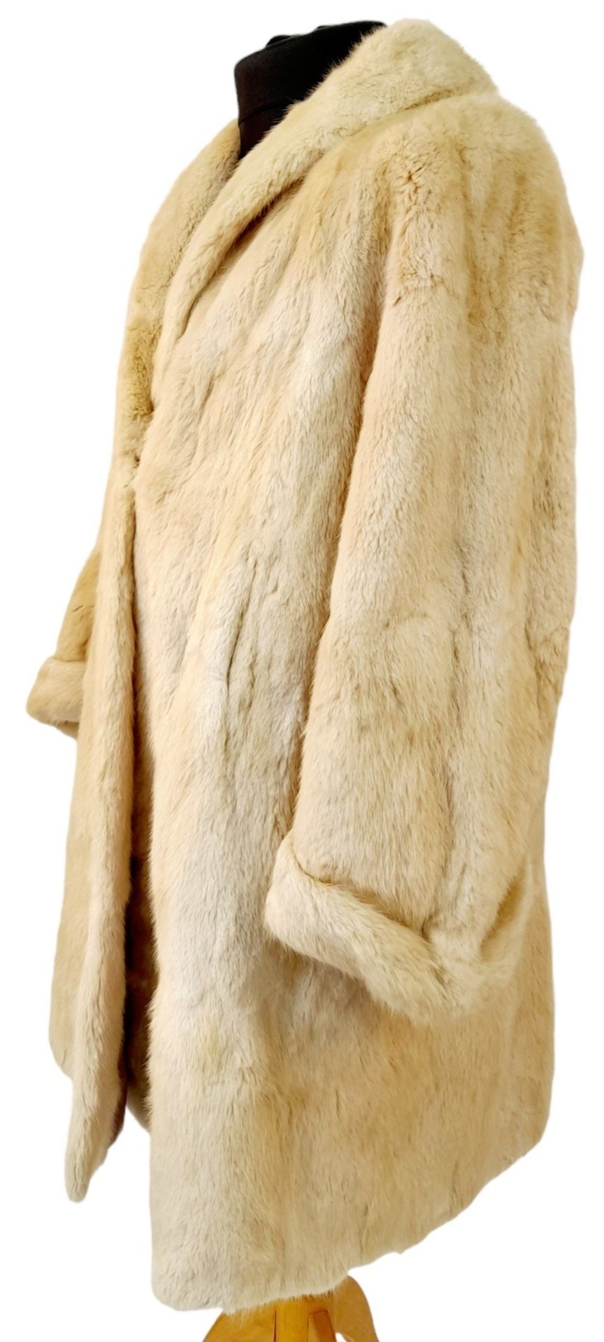 A Barkers of Kensington Three-Quarter Length White Fur Coat. - Bild 3 aus 8