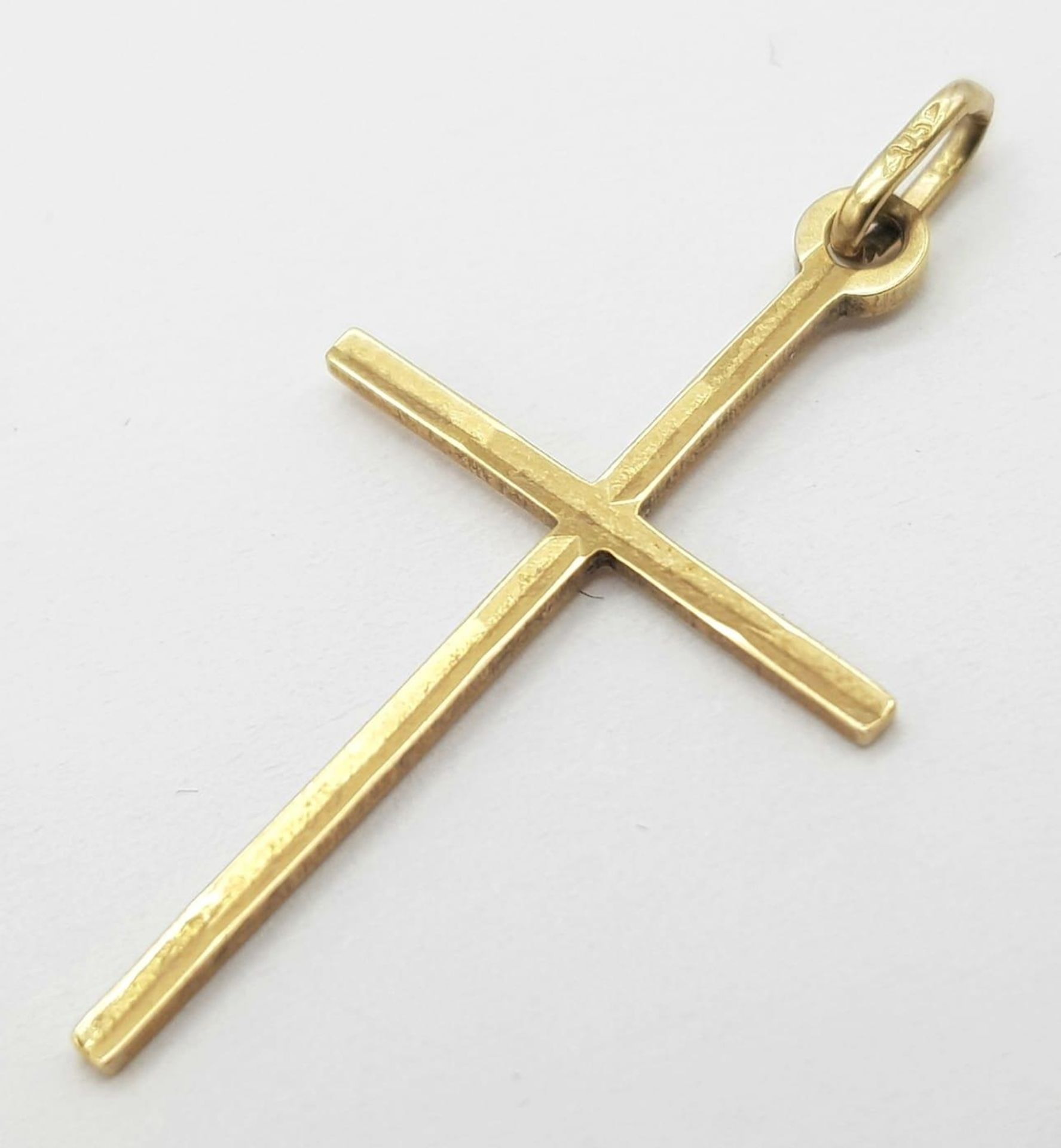 A 9K Yellow Gold Cross Pendant. 3 x 2cm. 0.5g - Bild 2 aus 5