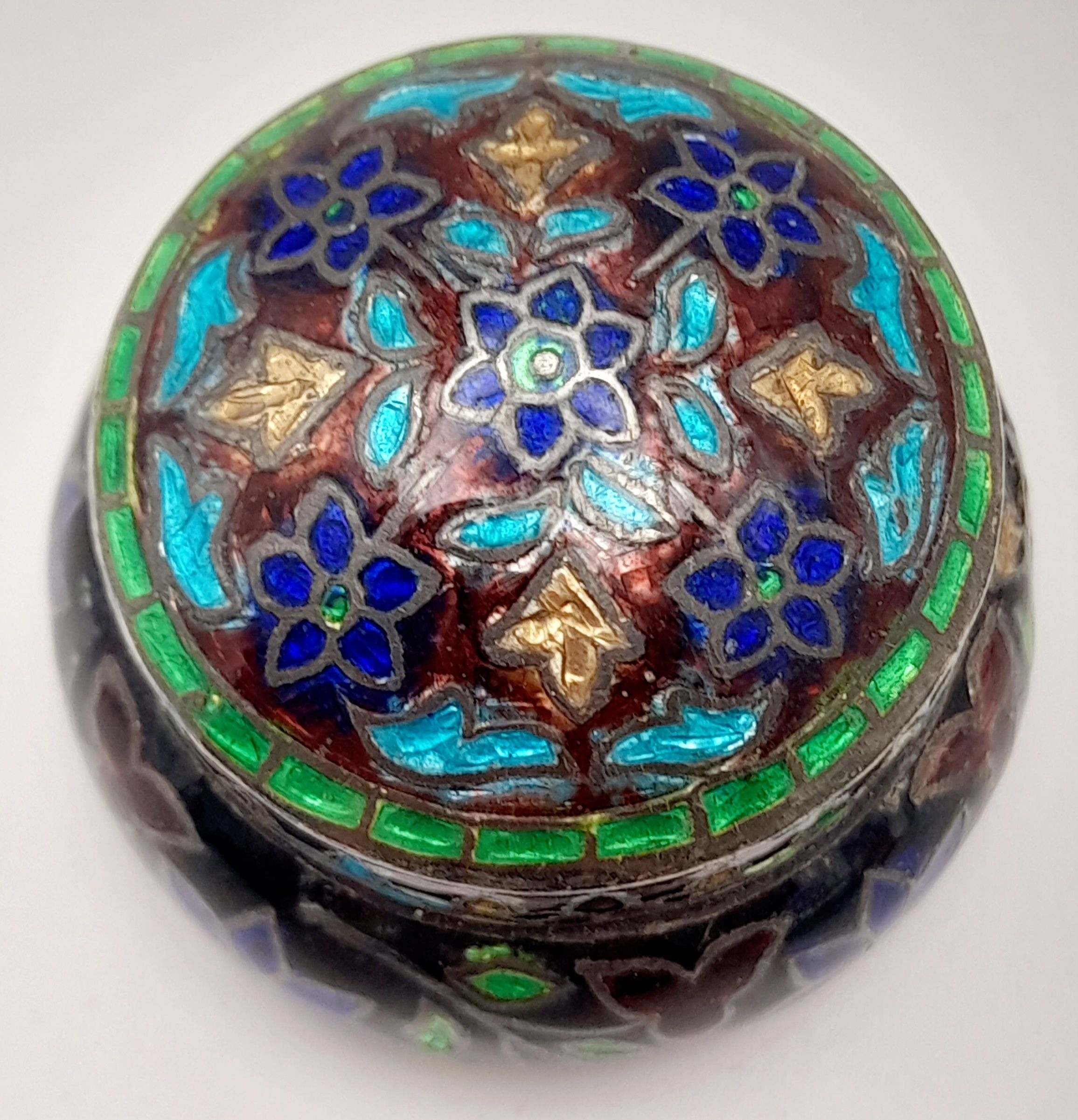 A DELIGHTFUL ENAMELLED SILVER PILL BOX . 22gms 3cms IN HEIGHT - Image 2 of 6