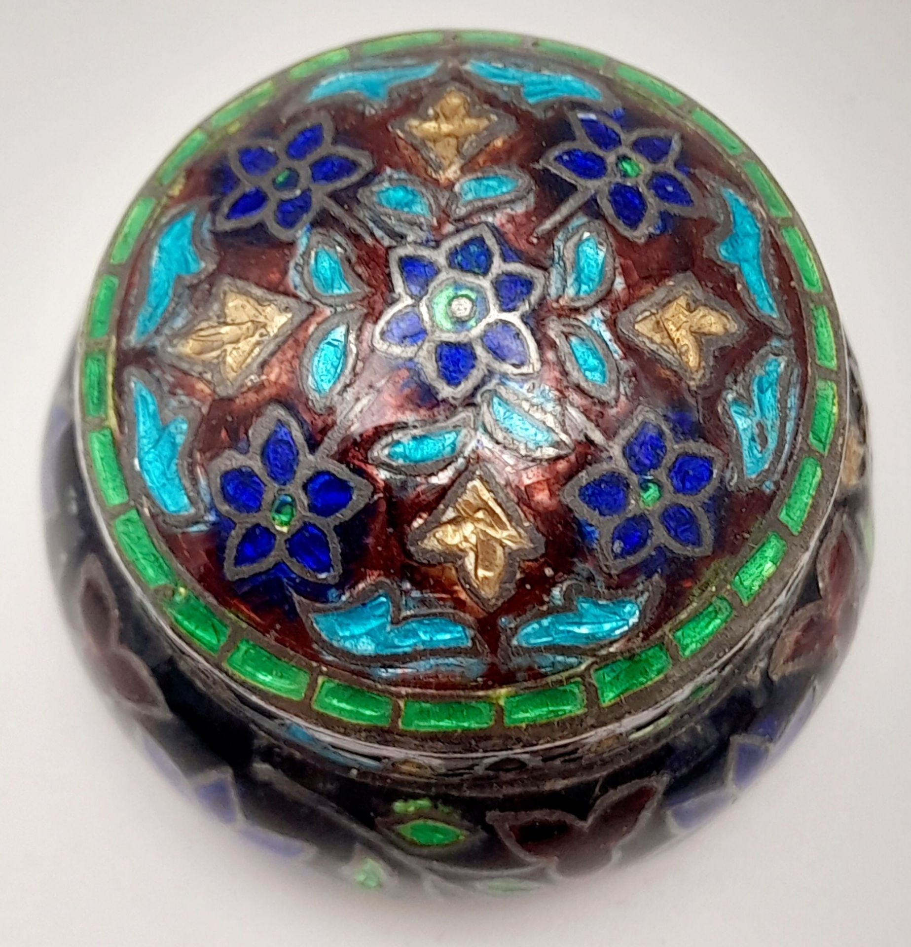 A DELIGHTFUL ENAMELLED SILVER PILL BOX . 22gms 3cms IN HEIGHT - Bild 2 aus 6