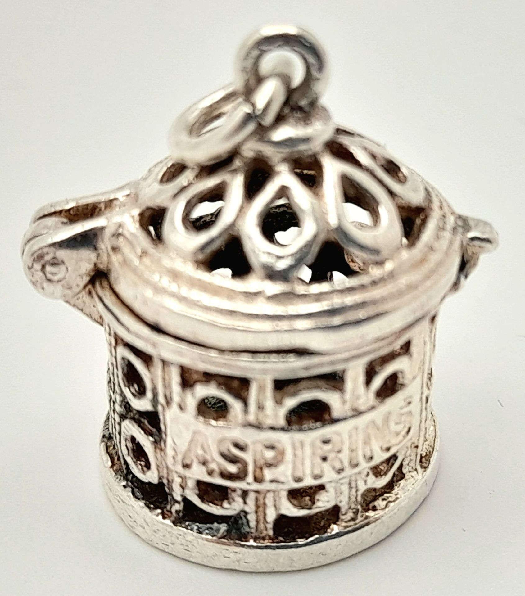 A STERLING SILVER ASPIRIN TABLET BOX CHARM ENGRAVED WITH THE WORD ASPIRINS, WHICH OPENS. 2.2cm - Image 4 of 5