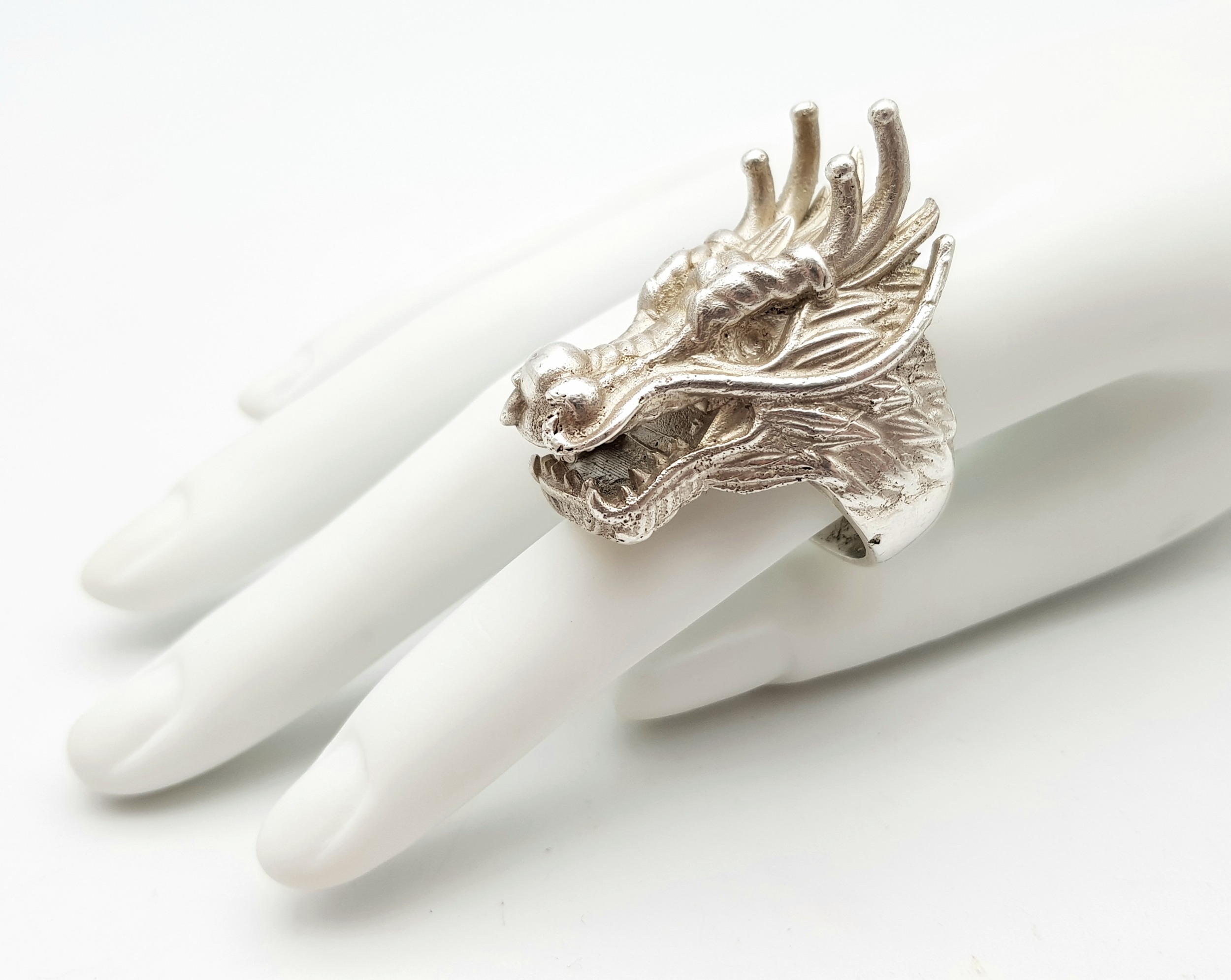 A STERLING SILVER DRAGONS HEAD RING, STUNNING DETAIL AND HEAVY. 4.2cm dragon head length, 86.8g - Image 3 of 6