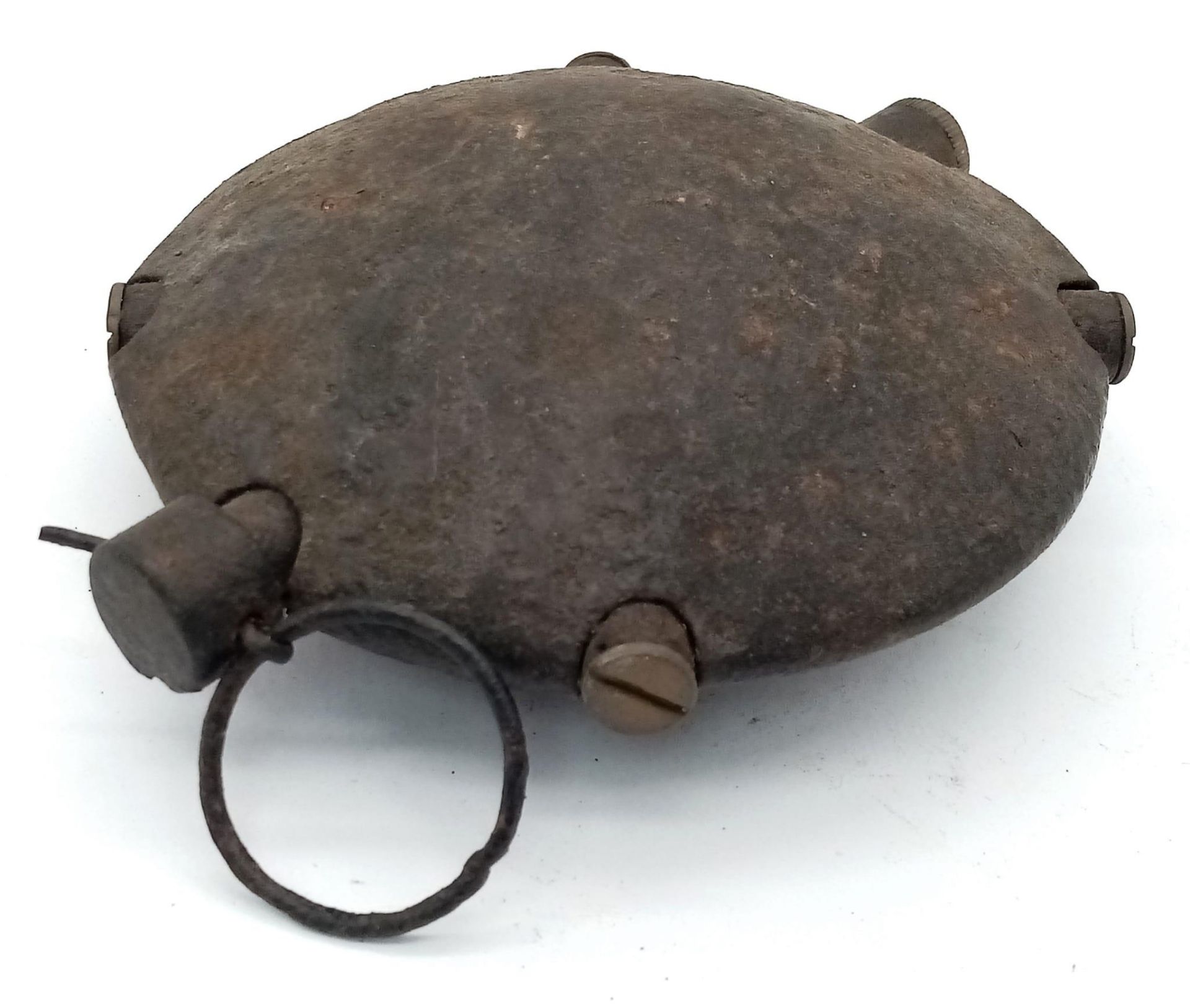 INERT WWI German 1915 Pattern Diskushandgranate disc grenade, aka the 'turtle' or 'oyster', complete - Bild 2 aus 4