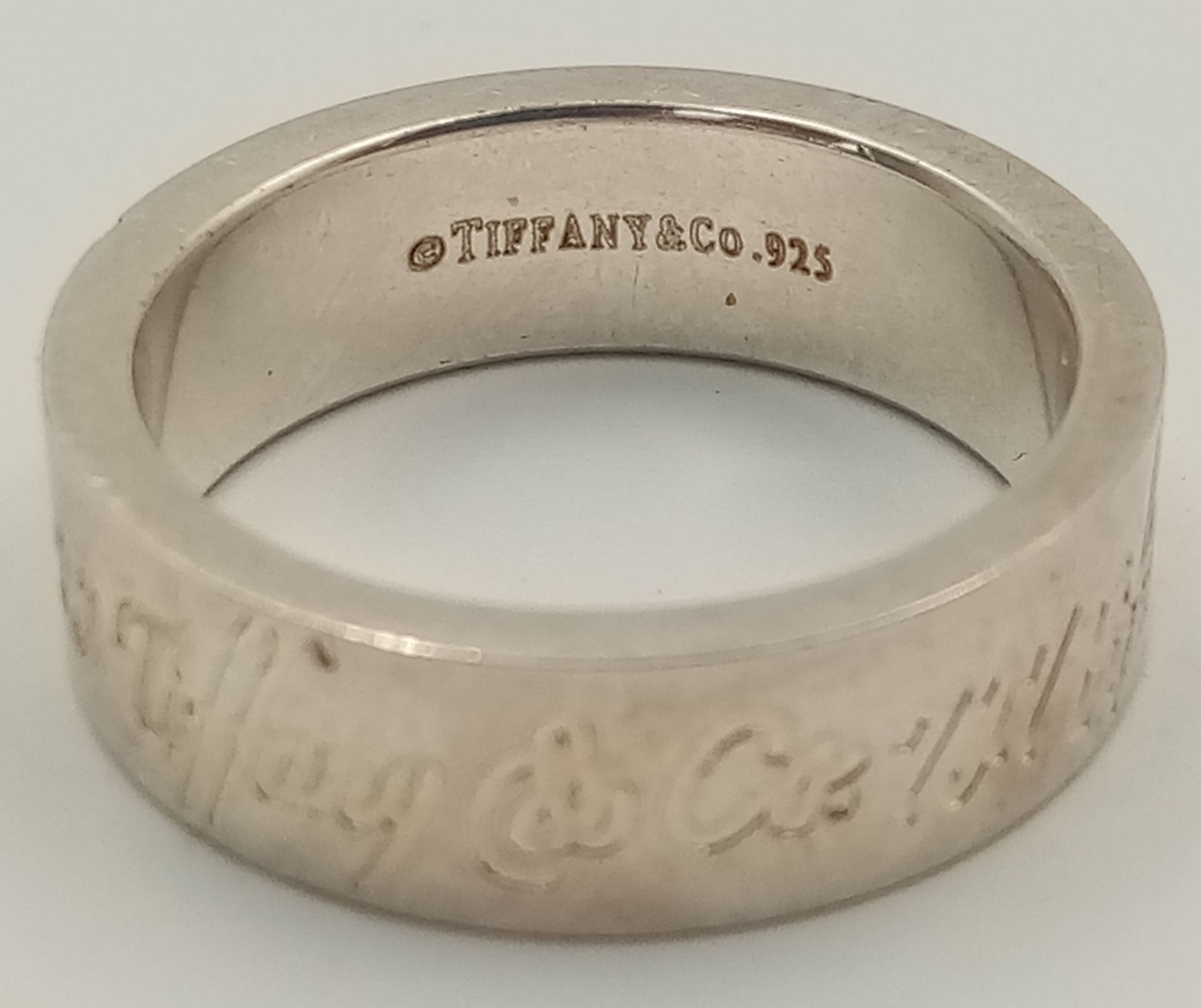 A TIFFANY & CO STERLING SILVER BAND RING, 727 NEW YORK FIFTH AVENUE. Size N, 5g total weight. Ref: - Bild 2 aus 5