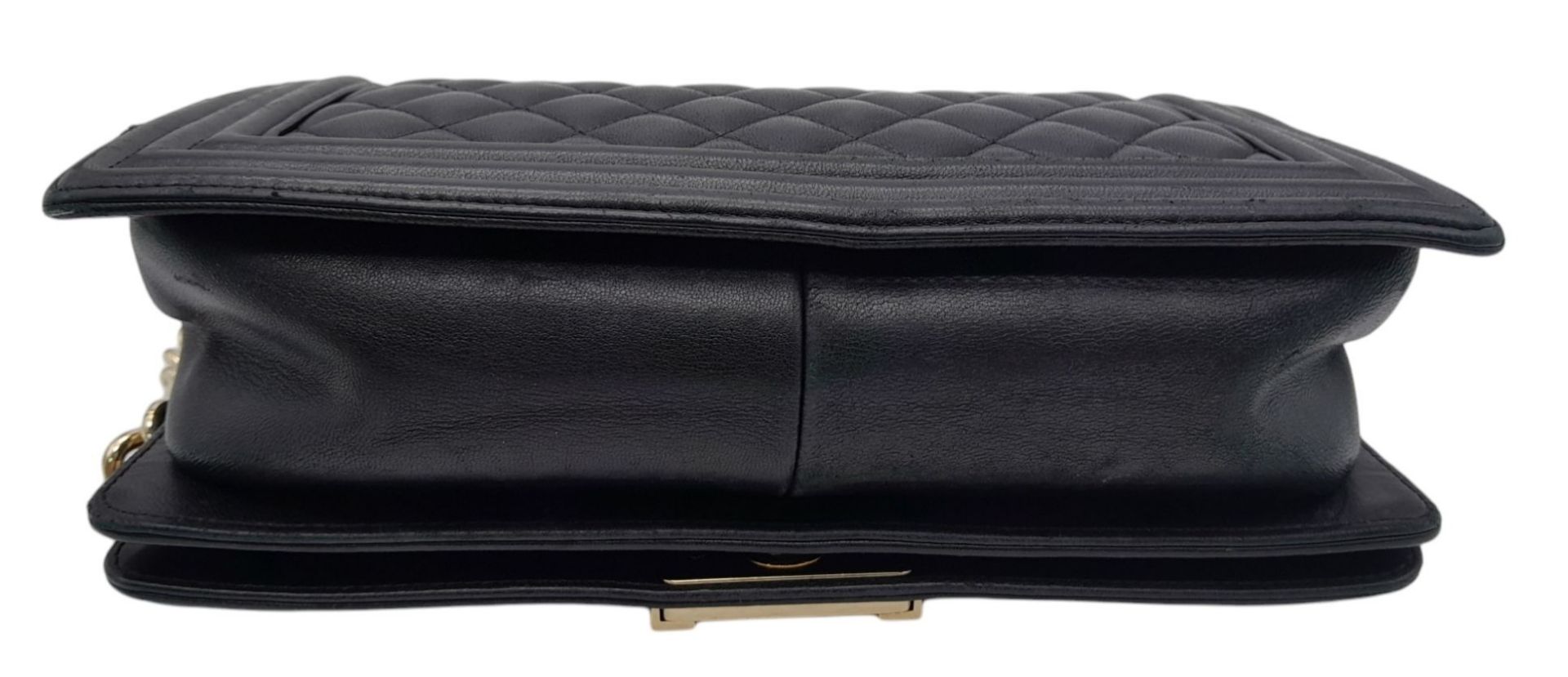 A Chanel Black Boy Bag. Quilted leather exterior with gold-toned hardware, chain and leather - Bild 10 aus 10