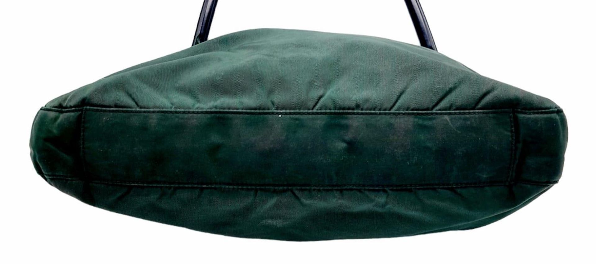 A Prada Green Tessuto Handbag. Textile exterior with plastic handle and velcro top closure. Black - Bild 2 aus 8