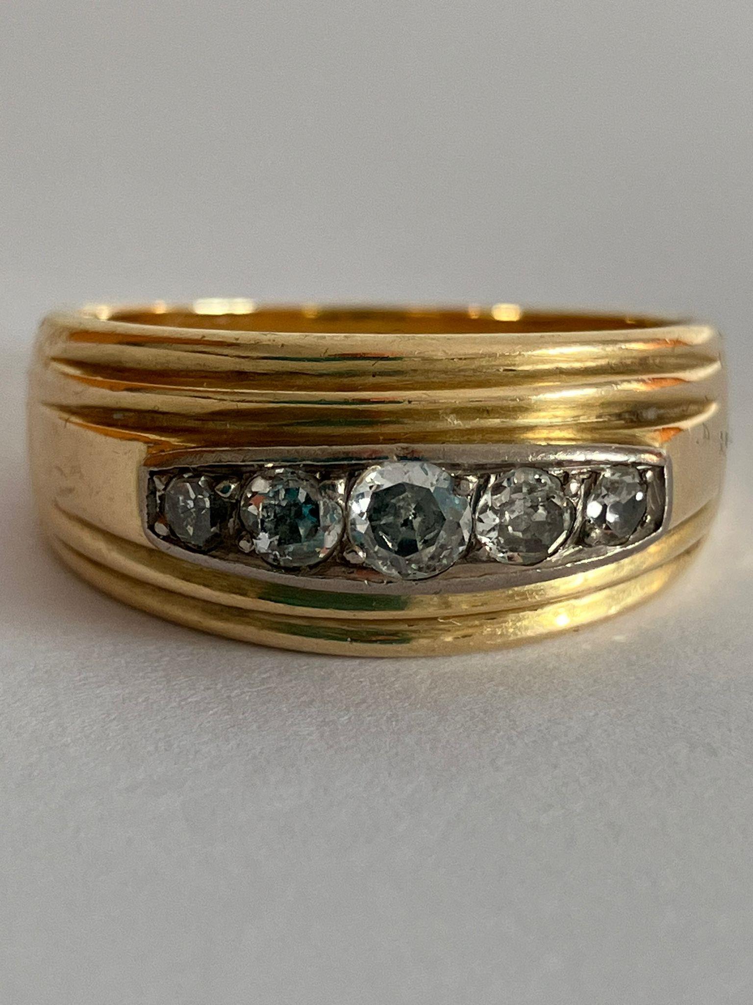 Impressive 14 carat GOLD RING having 5 x clear white DIAMONDS Beautifully mounted to top. 6.9 grams.