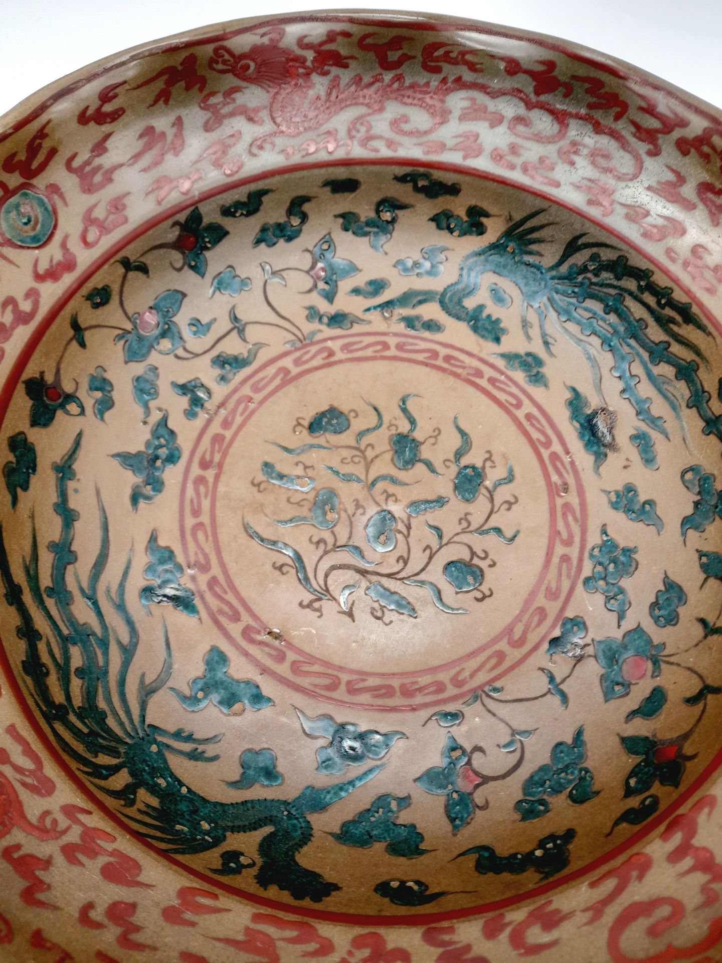 An Antique Large Chinese Ceramic Plate. Colourful green and red decorative dragon overglaze. 35cm - Bild 3 aus 7