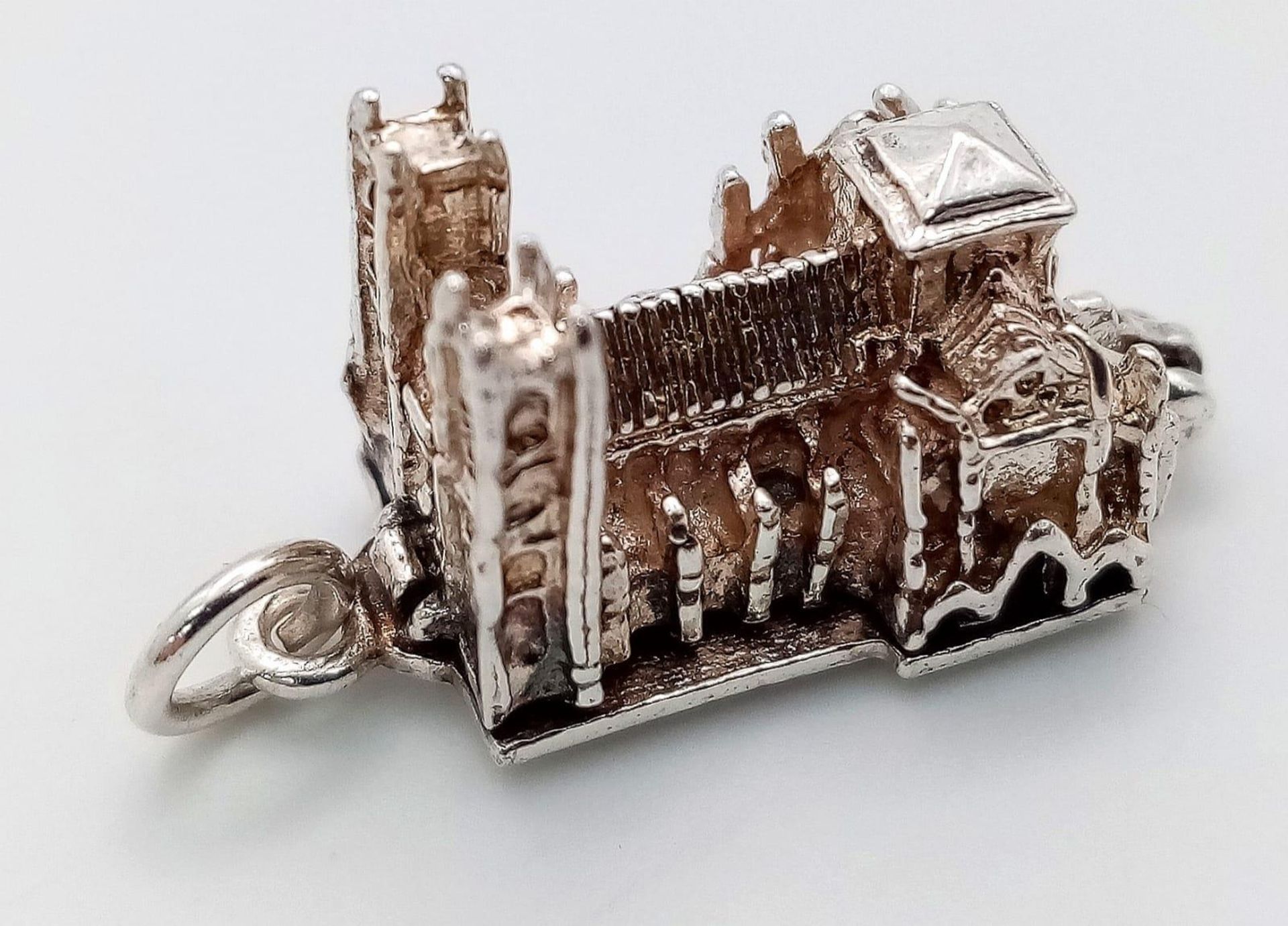 STERLING SILVER WESTMINSTER ABBEY CHARM WHICH OPENS TO REVEAL A BIBLE, WEIGHT 6G - Image 2 of 5