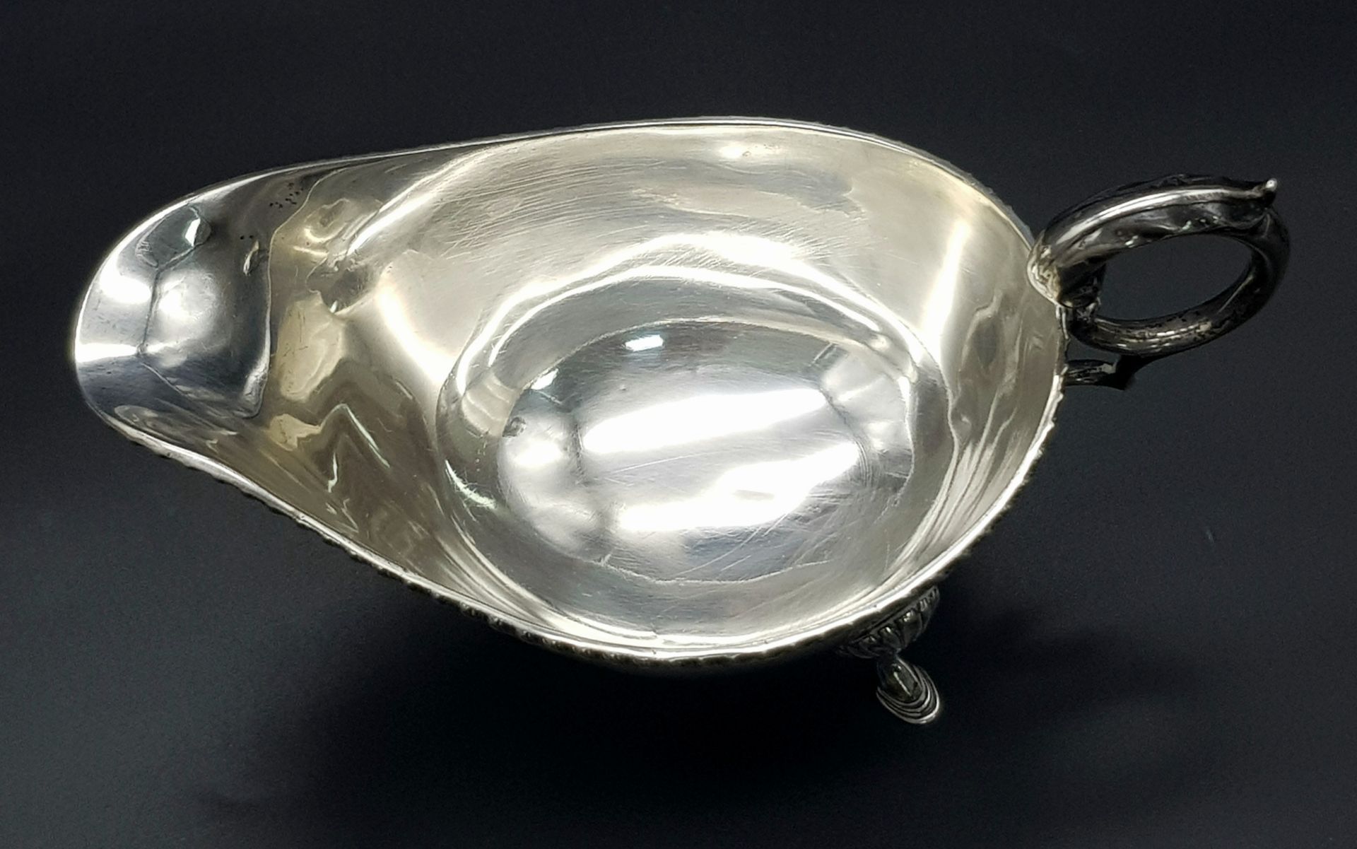 An Almost Antique Sterling Silver Gravy Boat. Scroll handle and shell decorative legs. Hallmarks for - Bild 5 aus 6
