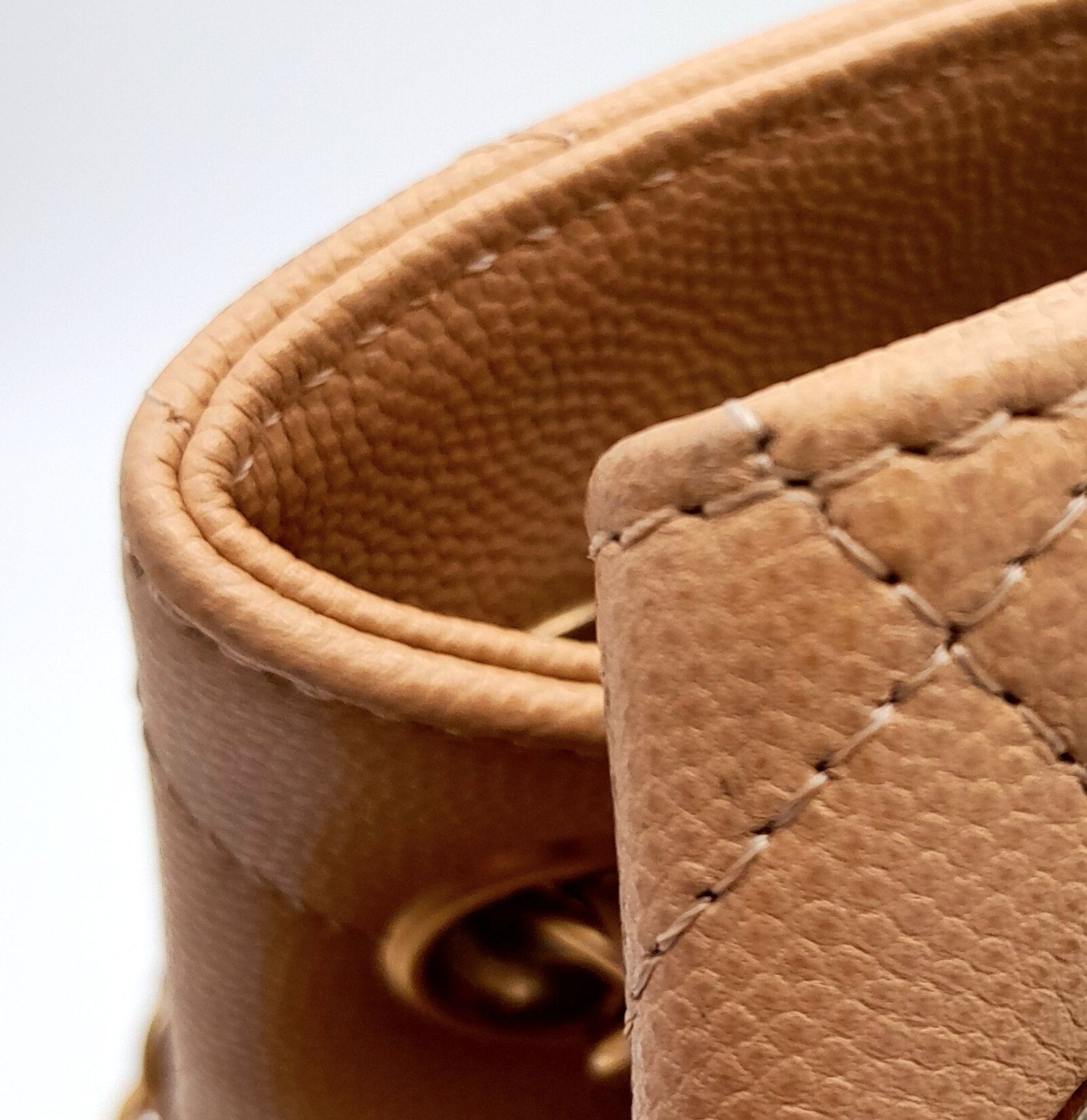 A Chanel Two-Way Chain Shoulder Bag. Beige caviar leather. Gold tone hardware. Spacious interior - Bild 7 aus 13