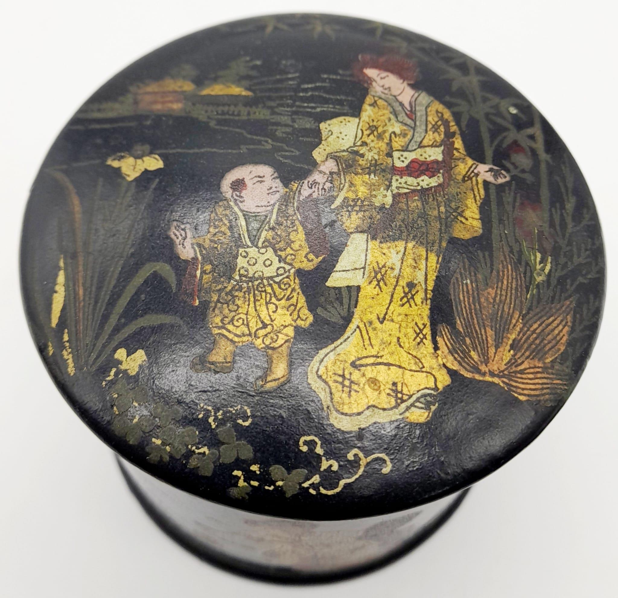 An Antique Chinese Black Lacquer Box. Wonderful decoration with gold on black depicting Mothers at - Image 2 of 7