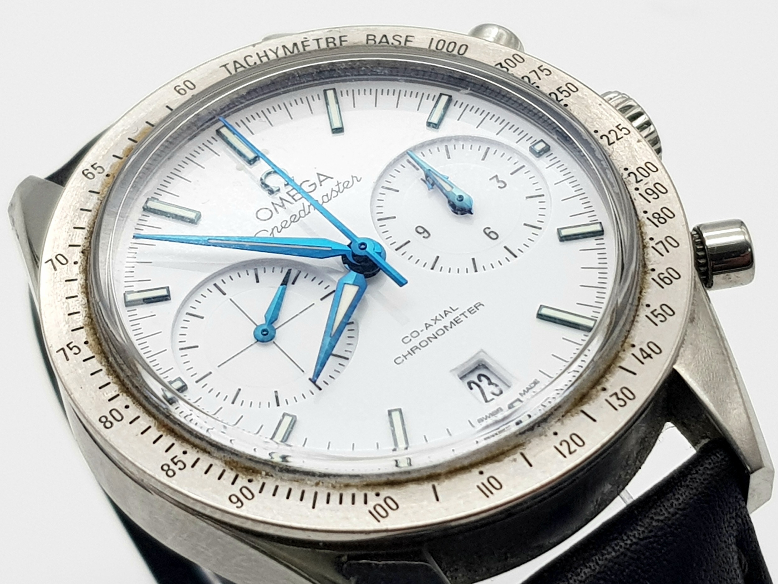 An Omega Speedmaster Automatic Co-Axial Chronograph Gents Watch. Black leather tag strap. - Image 3 of 7