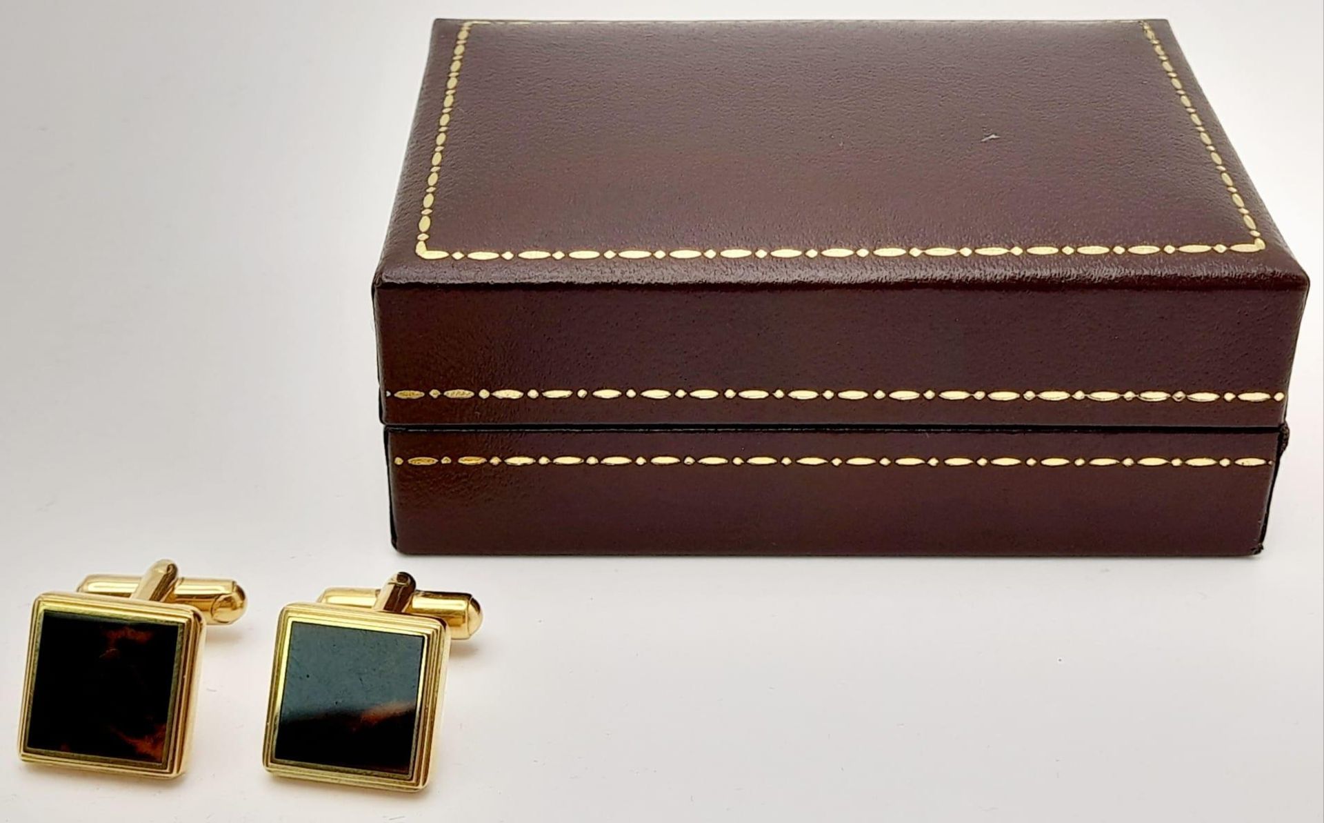An Excellent Condition Pair of Square Yellow Gold Gilt Tortoiseshell Cufflinks by Dunhill in their - Bild 7 aus 8