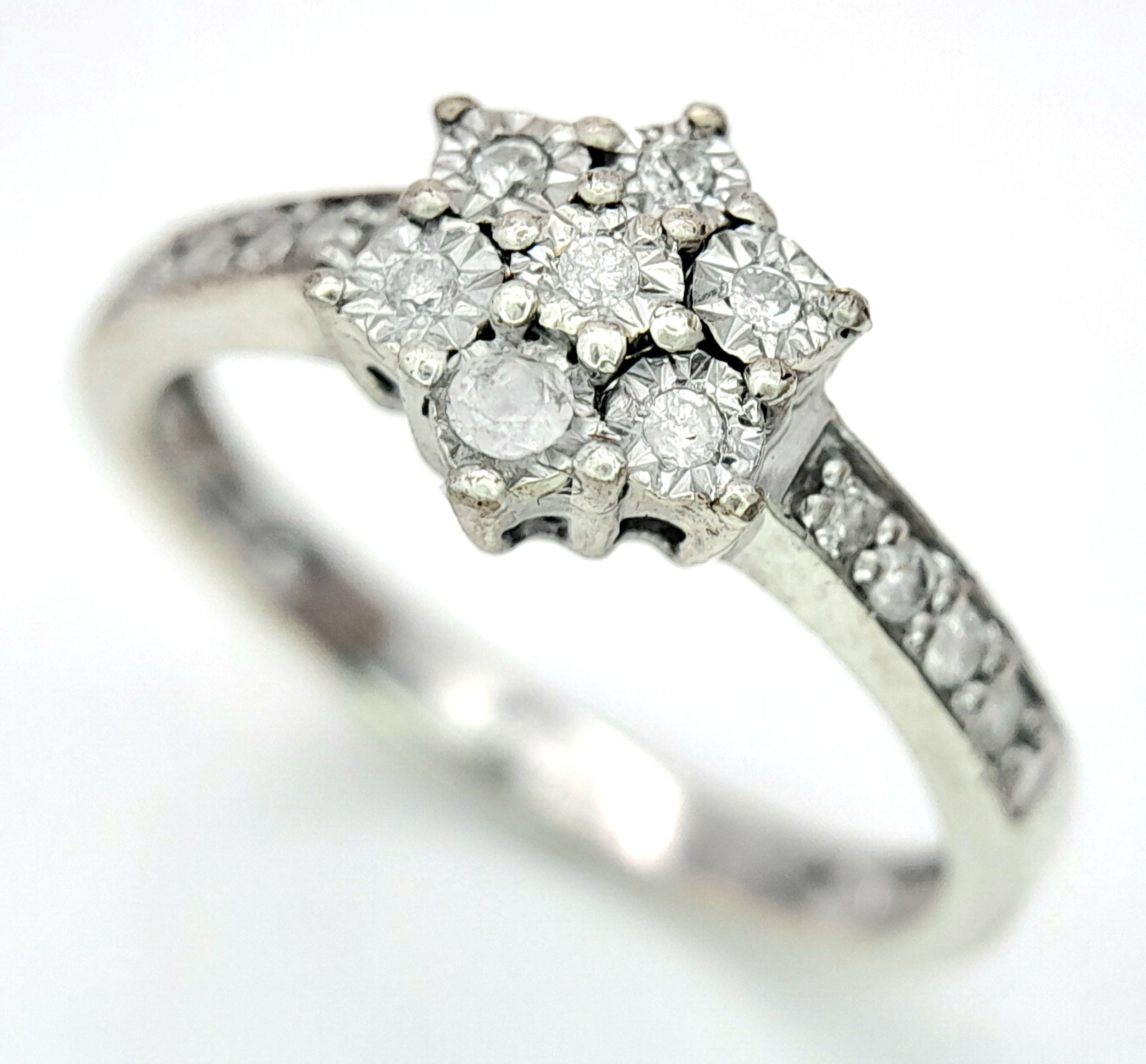 A 9K WHITE GOLD DIAMOND RING. Size M, 2.5g total weight. Ref: SC 8019 - Image 4 of 6