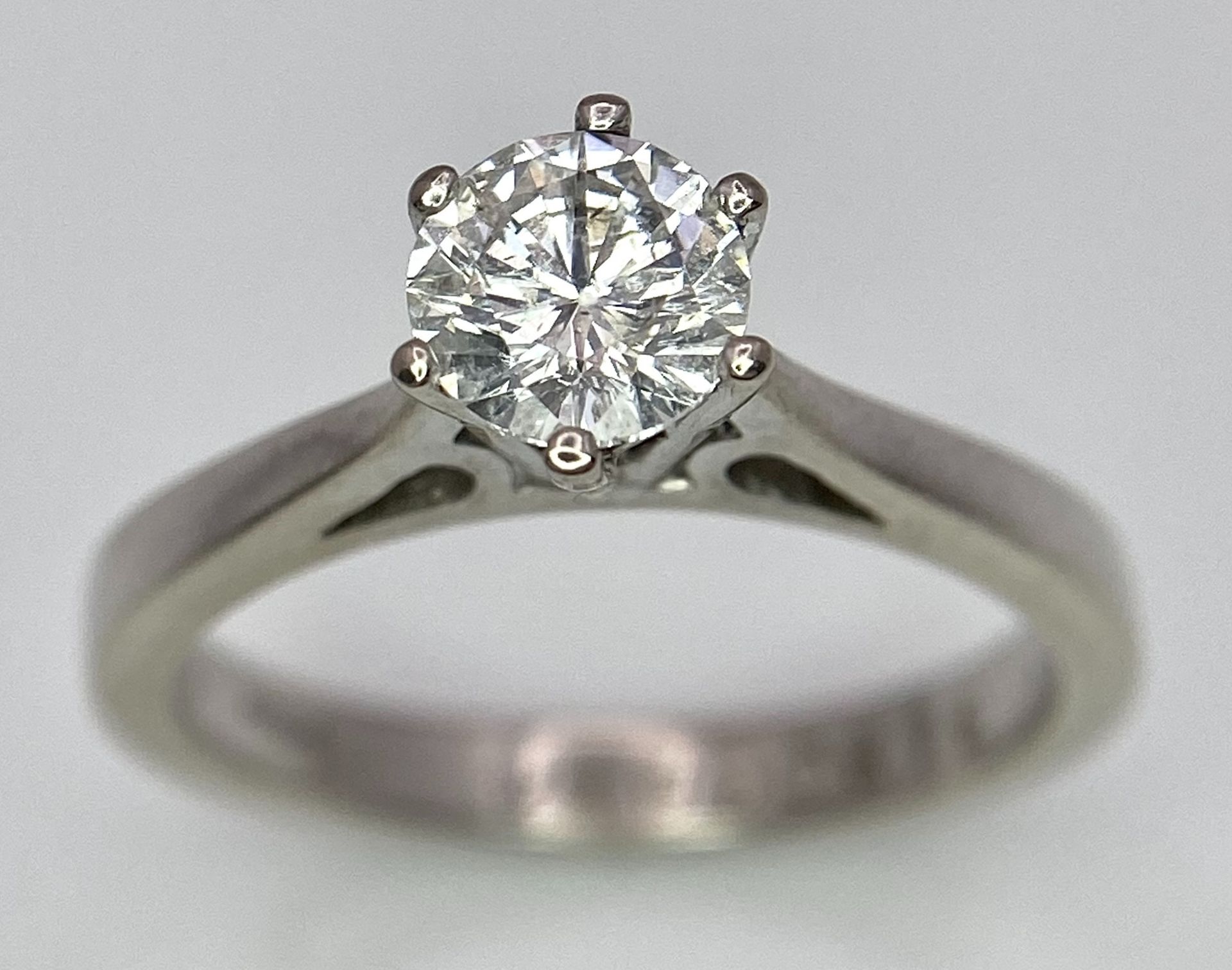 AN 18K WHITE GOLD DIAMOND SOLITAIRE RING - BRILLIANT ROUND CUT 0.70CT. 4.2G. SIZE M - Image 3 of 9