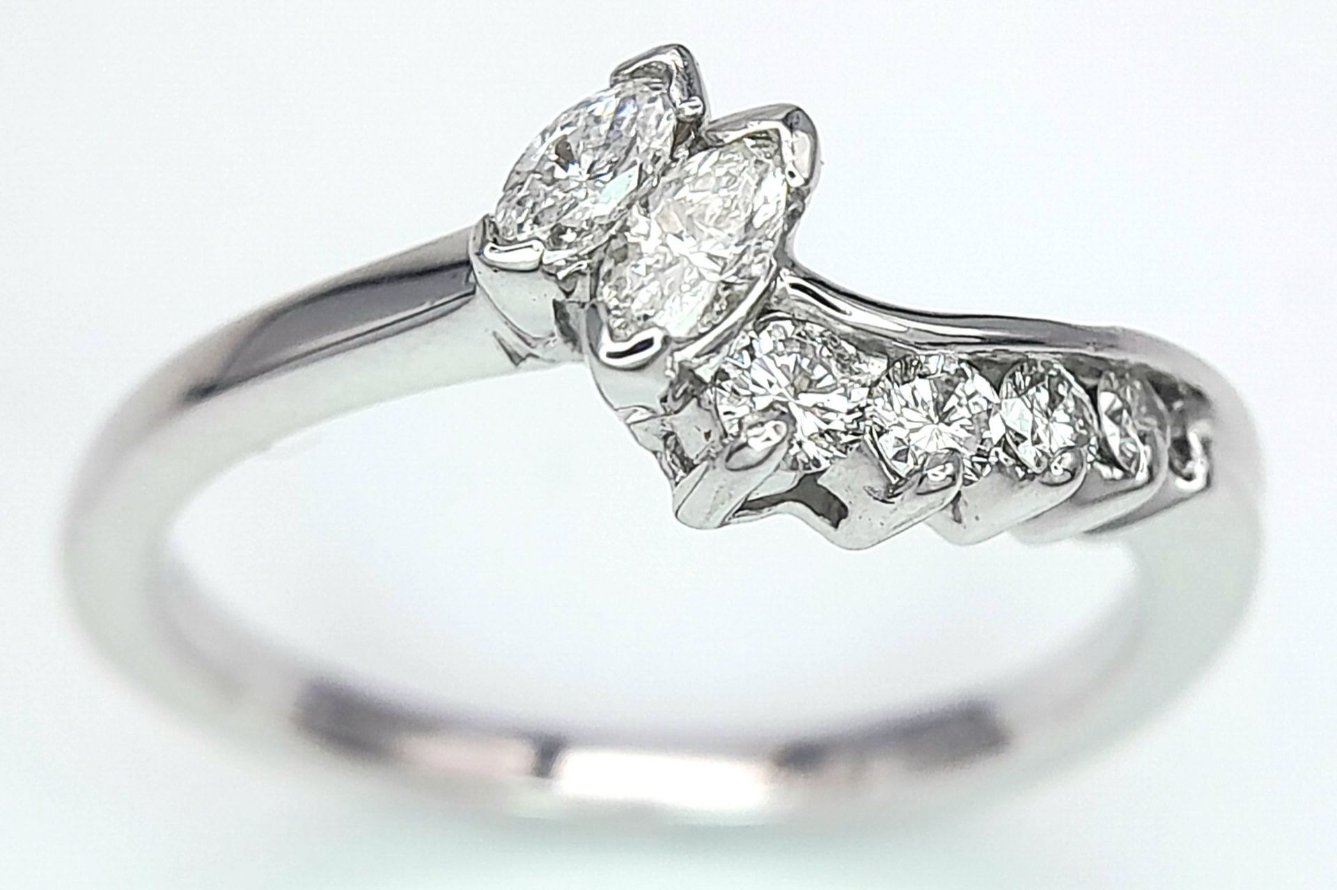 A 14K White Gold (tested) Mixed Cut Diamond Crossover Ring. Size N. 2.9g total weight. - Bild 2 aus 6